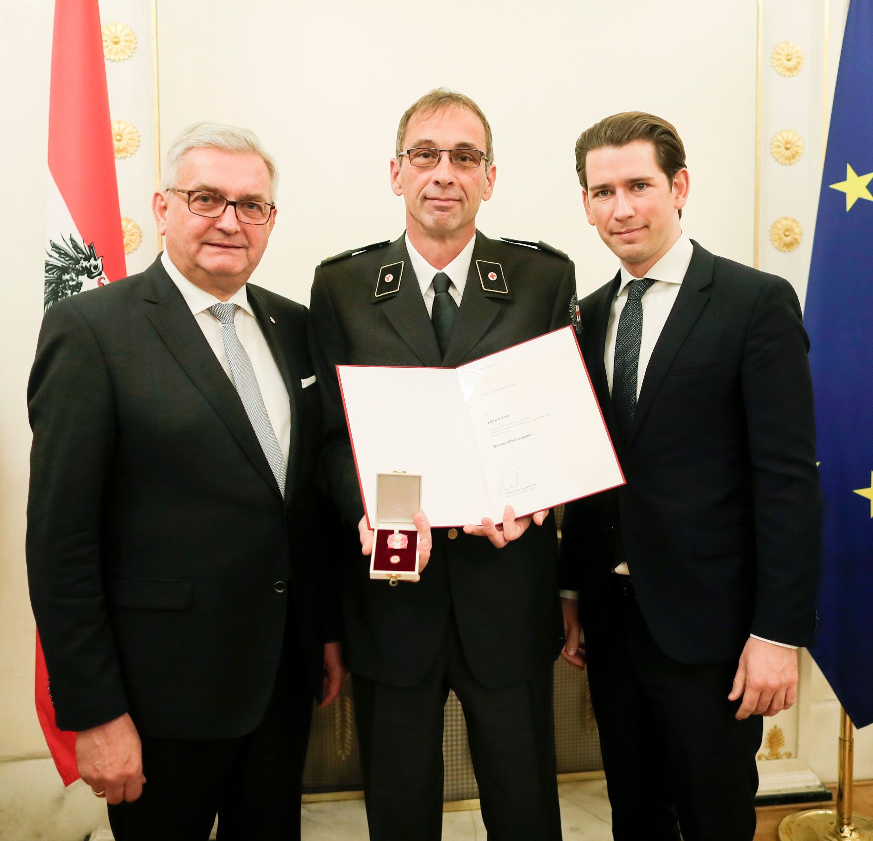 Am 5. Dezember 2018 verlieh Bundeskanzler Sebastian Kurz das Bundes-Ehrenzeichen an Personen, die durch ehrenamtliche, unentgeltliche Leistungen im Rahmen von Freiwilligen-Organisationen und Freiwilligen-Initiativen auf Gebieten, die Bundessache betreffen, Verdienste erbracht haben. Im Bild Bundeskanzler Sebastian Kurz (r.).