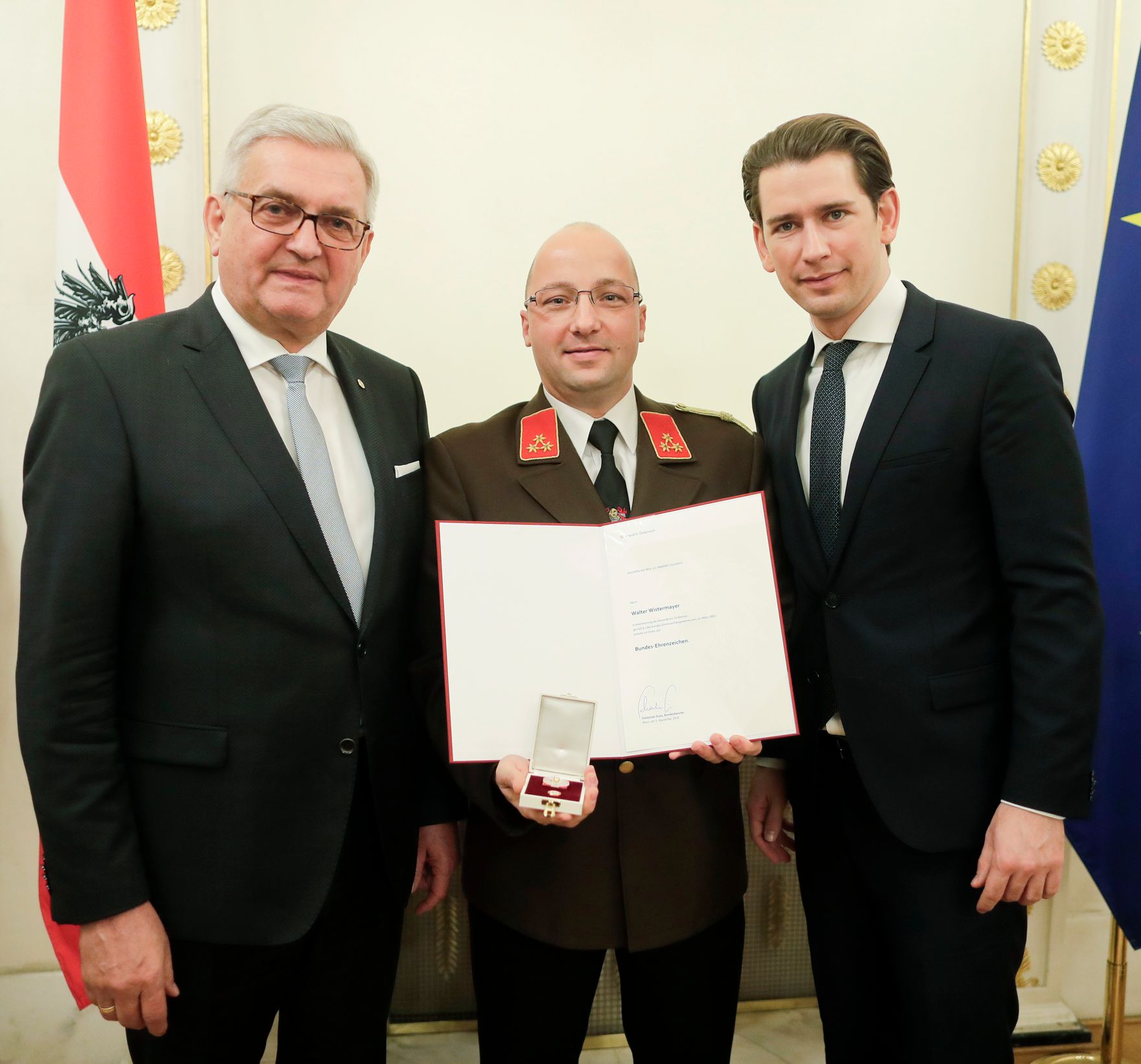 Am 5. Dezember 2018 verlieh Bundeskanzler Sebastian Kurz das Bundes-Ehrenzeichen an Personen, die durch ehrenamtliche, unentgeltliche Leistungen im Rahmen von Freiwilligen-Organisationen und Freiwilligen-Initiativen auf Gebieten, die Bundessache betreffen, Verdienste erbracht haben. Im Bild Bundeskanzler Sebastian Kurz (r.).