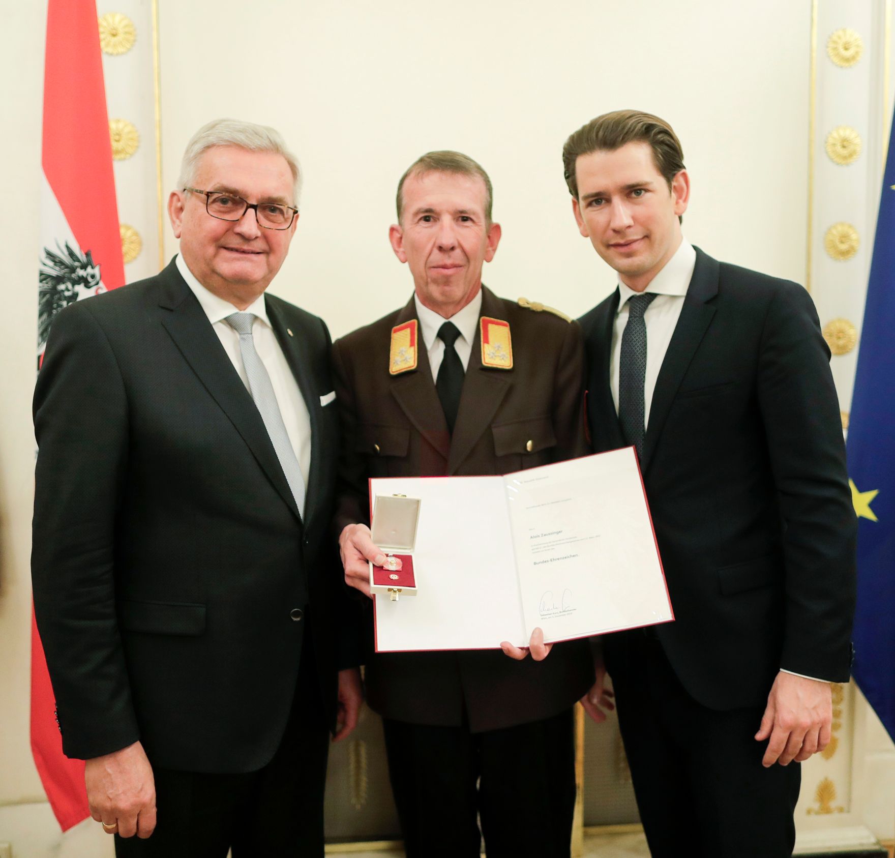 Am 5. Dezember 2018 verlieh Bundeskanzler Sebastian Kurz das Bundes-Ehrenzeichen an Personen, die durch ehrenamtliche, unentgeltliche Leistungen im Rahmen von Freiwilligen-Organisationen und Freiwilligen-Initiativen auf Gebieten, die Bundessache betreffen, Verdienste erbracht haben. Im Bild Bundeskanzler Sebastian Kurz (r.).