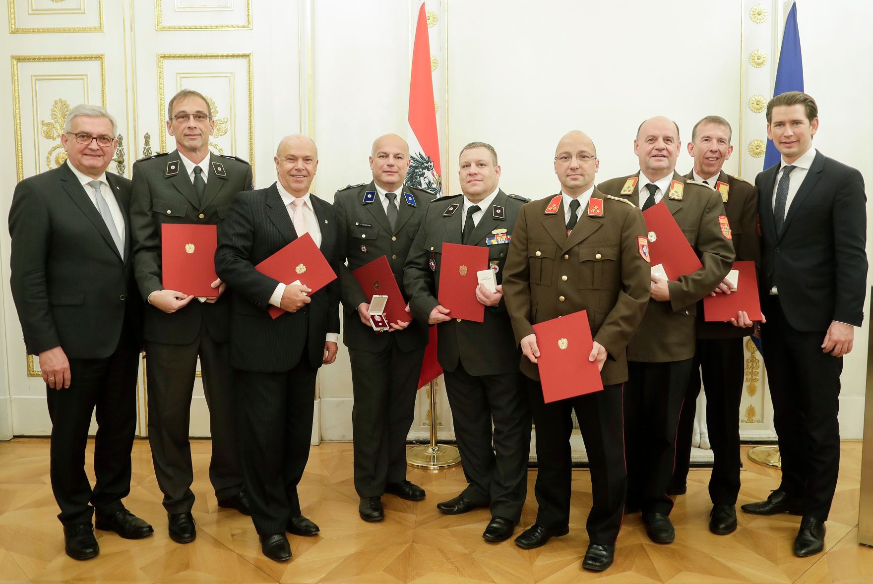 Am 5. Dezember 2018 verlieh Bundeskanzler Sebastian Kurz das Bundes-Ehrenzeichen an Personen, die durch ehrenamtliche, unentgeltliche Leistungen im Rahmen von Freiwilligen-Organisationen und Freiwilligen-Initiativen auf Gebieten, die Bundessache betreffen, Verdienste erbracht haben. Im Bild Bundeskanzler Sebastian Kurz (r.).