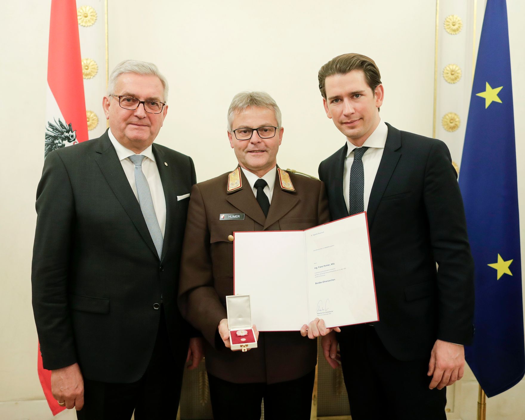 Am 5. Dezember 2018 verlieh Bundeskanzler Sebastian Kurz das Bundes-Ehrenzeichen an Personen, die durch ehrenamtliche, unentgeltliche Leistungen im Rahmen von Freiwilligen-Organisationen und Freiwilligen-Initiativen auf Gebieten, die Bundessache betreffen, Verdienste erbracht haben. Im Bild Bundeskanzler Sebastian Kurz (r.).