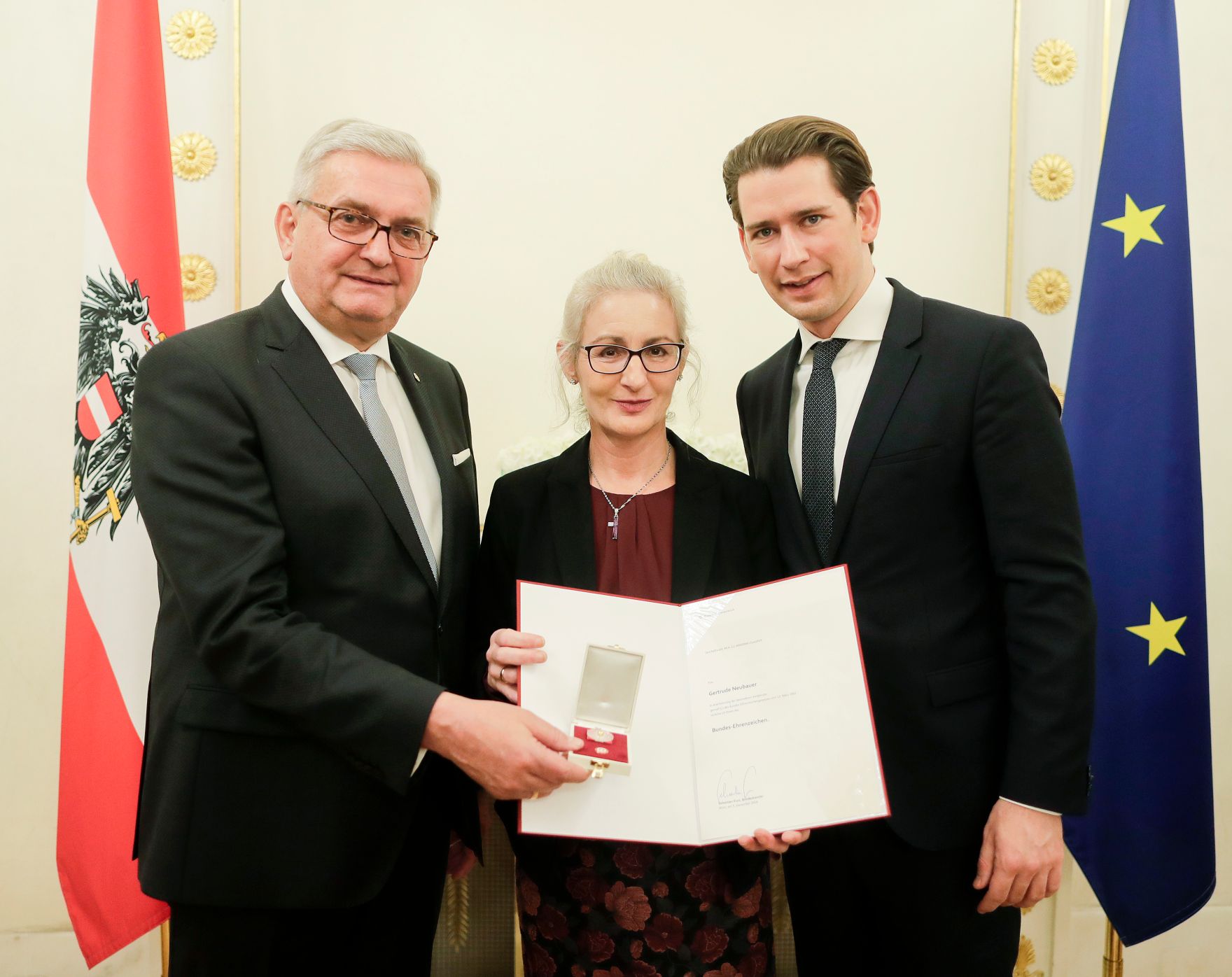 Am 5. Dezember 2018 verlieh Bundeskanzler Sebastian Kurz das Bundes-Ehrenzeichen an Personen, die durch ehrenamtliche, unentgeltliche Leistungen im Rahmen von Freiwilligen-Organisationen und Freiwilligen-Initiativen auf Gebieten, die Bundessache betreffen, Verdienste erbracht haben. Im Bild Bundeskanzler Sebastian Kurz (r.).