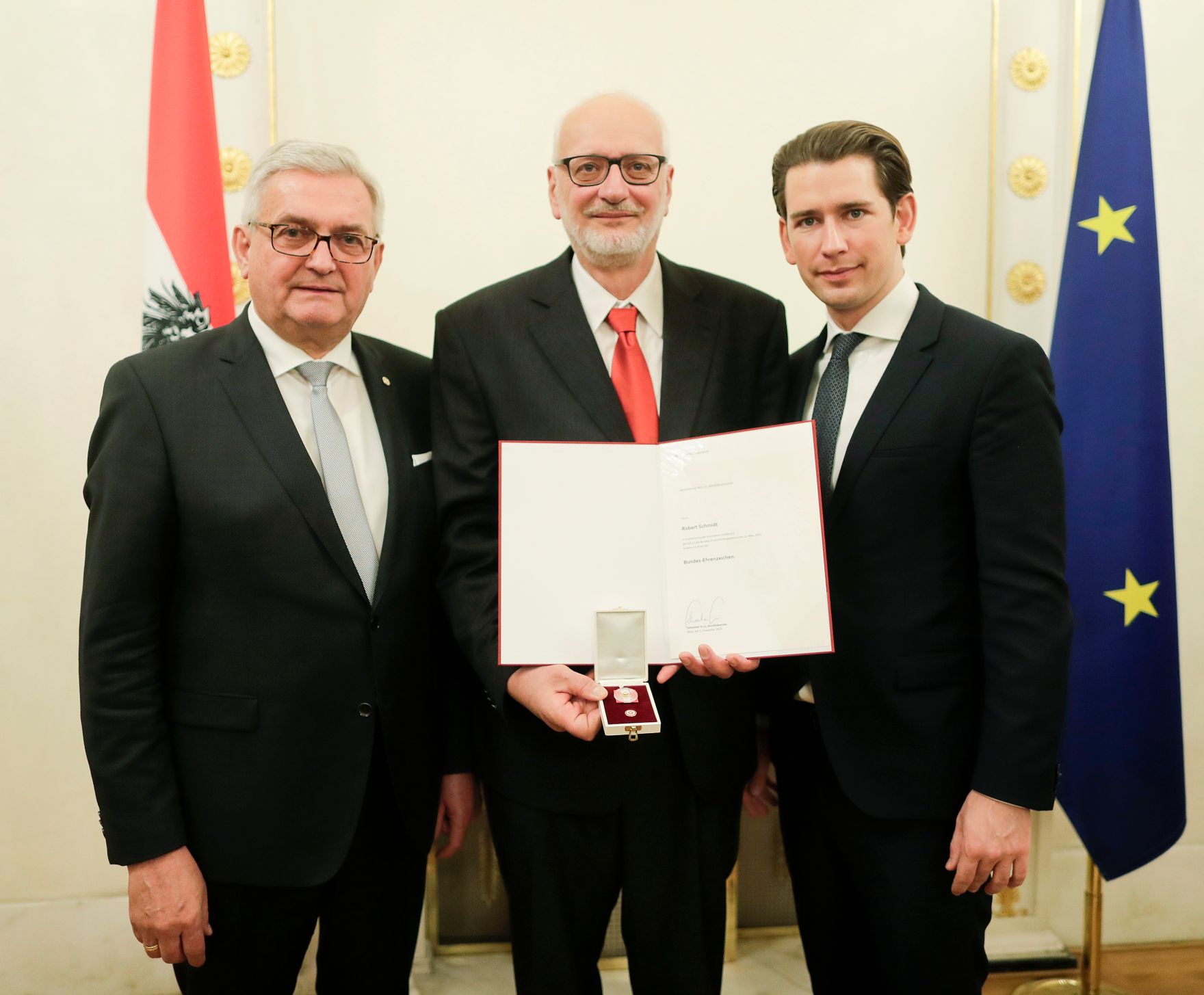 Am 5. Dezember 2018 verlieh Bundeskanzler Sebastian Kurz das Bundes-Ehrenzeichen an Personen, die durch ehrenamtliche, unentgeltliche Leistungen im Rahmen von Freiwilligen-Organisationen und Freiwilligen-Initiativen auf Gebieten, die Bundessache betreffen, Verdienste erbracht haben. Im Bild Bundeskanzler Sebastian Kurz (r.).