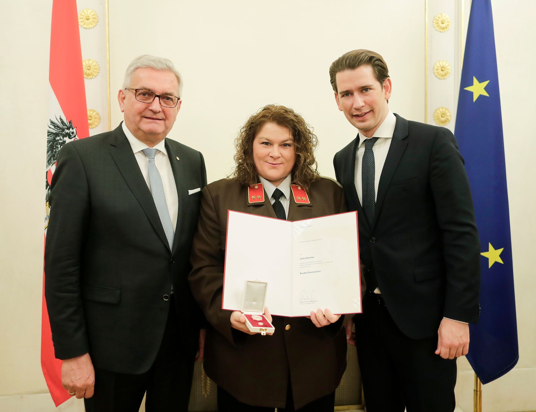 Am 5. Dezember 2018 verlieh Bundeskanzler Sebastian Kurz das Bundes-Ehrenzeichen an Personen, die durch ehrenamtliche, unentgeltliche Leistungen im Rahmen von Freiwilligen-Organisationen und Freiwilligen-Initiativen auf Gebieten, die Bundessache betreffen, Verdienste erbracht haben. Im Bild Bundeskanzler Sebastian Kurz (r.).