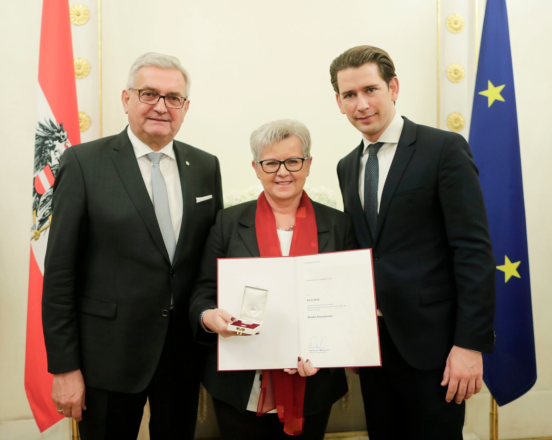 Am 5. Dezember 2018 verlieh Bundeskanzler Sebastian Kurz das Bundes-Ehrenzeichen an Personen, die durch ehrenamtliche, unentgeltliche Leistungen im Rahmen von Freiwilligen-Organisationen und Freiwilligen-Initiativen auf Gebieten, die Bundessache betreffen, Verdienste erbracht haben. Im Bild Bundeskanzler Sebastian Kurz (r.).