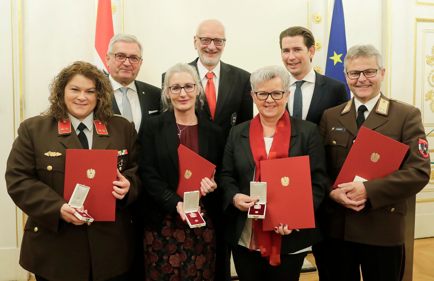 Am 5. Dezember 2018 verlieh Bundeskanzler Sebastian Kurz das Bundes-Ehrenzeichen an Personen, die durch ehrenamtliche, unentgeltliche Leistungen im Rahmen von Freiwilligen-Organisationen und Freiwilligen-Initiativen auf Gebieten, die Bundessache betreffen, Verdienste erbracht haben. Im Bild Bundeskanzler Sebastian Kurz (2.v.r.).