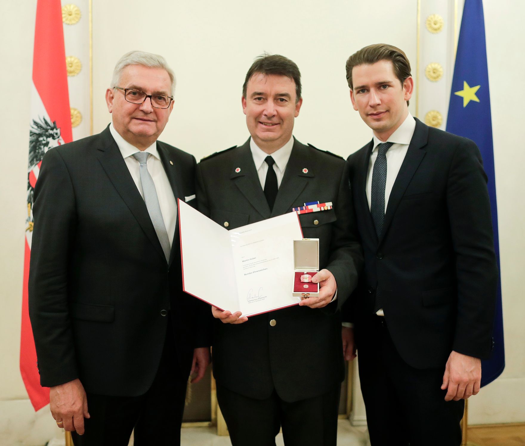 Am 5. Dezember 2018 verlieh Bundeskanzler Sebastian Kurz das Bundes-Ehrenzeichen an Personen, die durch ehrenamtliche, unentgeltliche Leistungen im Rahmen von Freiwilligen-Organisationen und Freiwilligen-Initiativen auf Gebieten, die Bundessache betreffen, Verdienste erbracht haben. Im Bild Bundeskanzler Sebastian Kurz (r.).