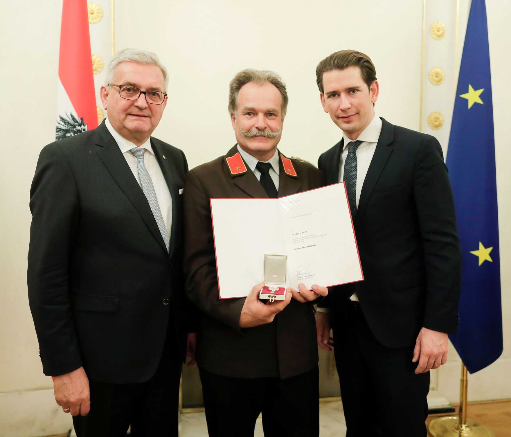 Am 5. Dezember 2018 verlieh Bundeskanzler Sebastian Kurz das Bundes-Ehrenzeichen an Personen, die durch ehrenamtliche, unentgeltliche Leistungen im Rahmen von Freiwilligen-Organisationen und Freiwilligen-Initiativen auf Gebieten, die Bundessache betreffen, Verdienste erbracht haben. Im Bild Bundeskanzler Sebastian Kurz (r.).