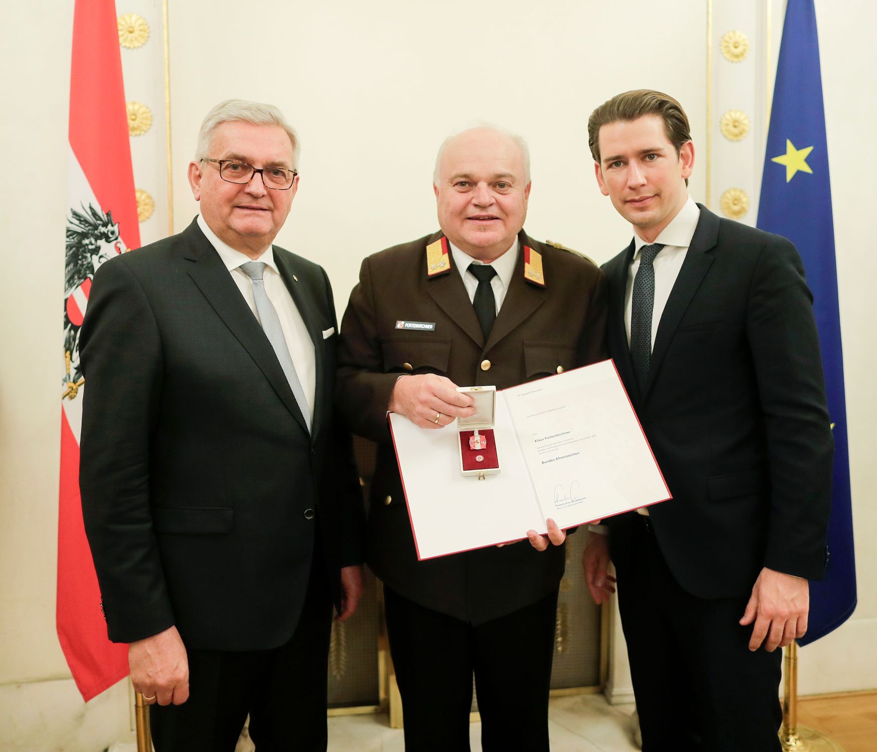 Am 5. Dezember 2018 verlieh Bundeskanzler Sebastian Kurz das Bundes-Ehrenzeichen an Personen, die durch ehrenamtliche, unentgeltliche Leistungen im Rahmen von Freiwilligen-Organisationen und Freiwilligen-Initiativen auf Gebieten, die Bundessache betreffen, Verdienste erbracht haben. Im Bild Bundeskanzler Sebastian Kurz (r.).