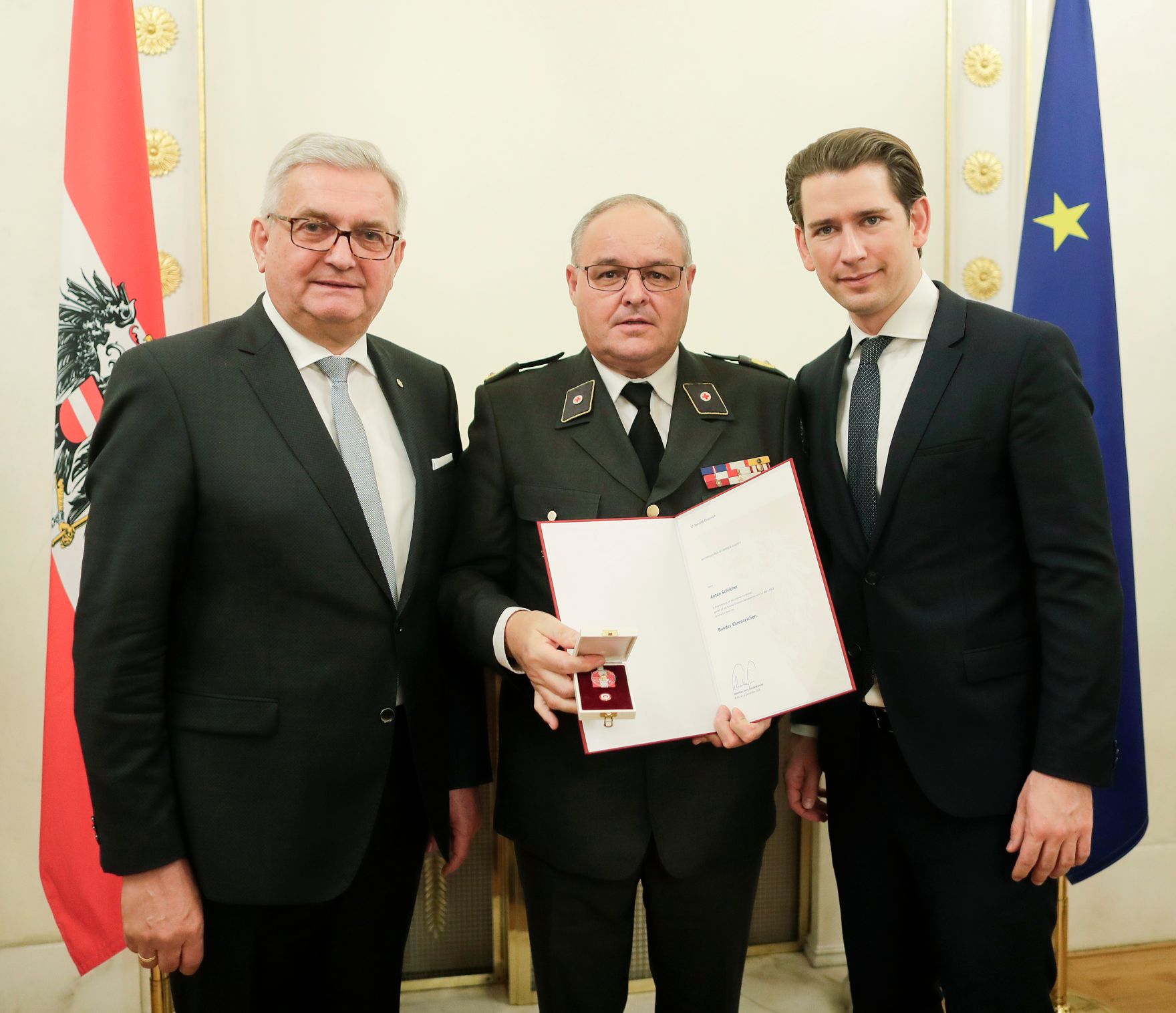 Am 5. Dezember 2018 verlieh Bundeskanzler Sebastian Kurz das Bundes-Ehrenzeichen an Personen, die durch ehrenamtliche, unentgeltliche Leistungen im Rahmen von Freiwilligen-Organisationen und Freiwilligen-Initiativen auf Gebieten, die Bundessache betreffen, Verdienste erbracht haben. Im Bild Bundeskanzler Sebastian Kurz (r.).