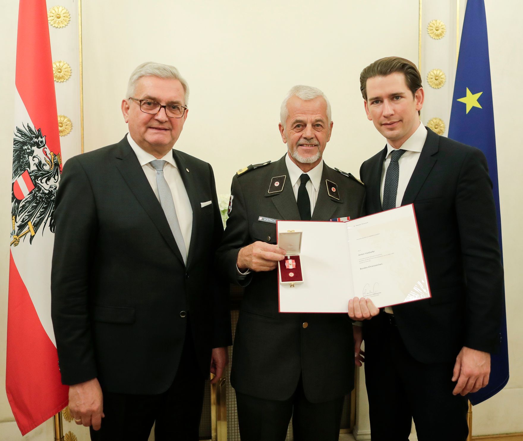 Am 5. Dezember 2018 verlieh Bundeskanzler Sebastian Kurz das Bundes-Ehrenzeichen an Personen, die durch ehrenamtliche, unentgeltliche Leistungen im Rahmen von Freiwilligen-Organisationen und Freiwilligen-Initiativen auf Gebieten, die Bundessache betreffen, Verdienste erbracht haben. Im Bild Bundeskanzler Sebastian Kurz (r.).