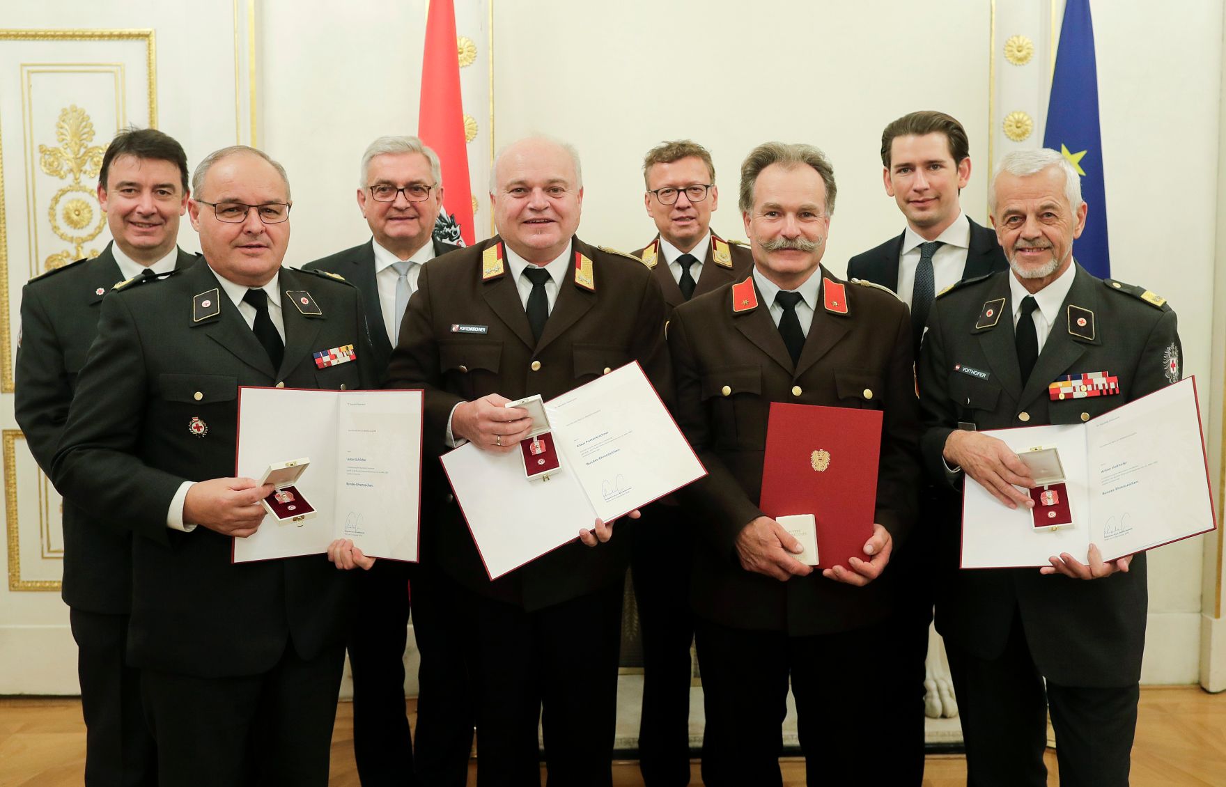 Am 5. Dezember 2018 verlieh Bundeskanzler Sebastian Kurz das Bundes-Ehrenzeichen an Personen, die durch ehrenamtliche, unentgeltliche Leistungen im Rahmen von Freiwilligen-Organisationen und Freiwilligen-Initiativen auf Gebieten, die Bundessache betreffen, Verdienste erbracht haben. Im Bild Bundeskanzler Sebastian Kurz (2.v.r.).