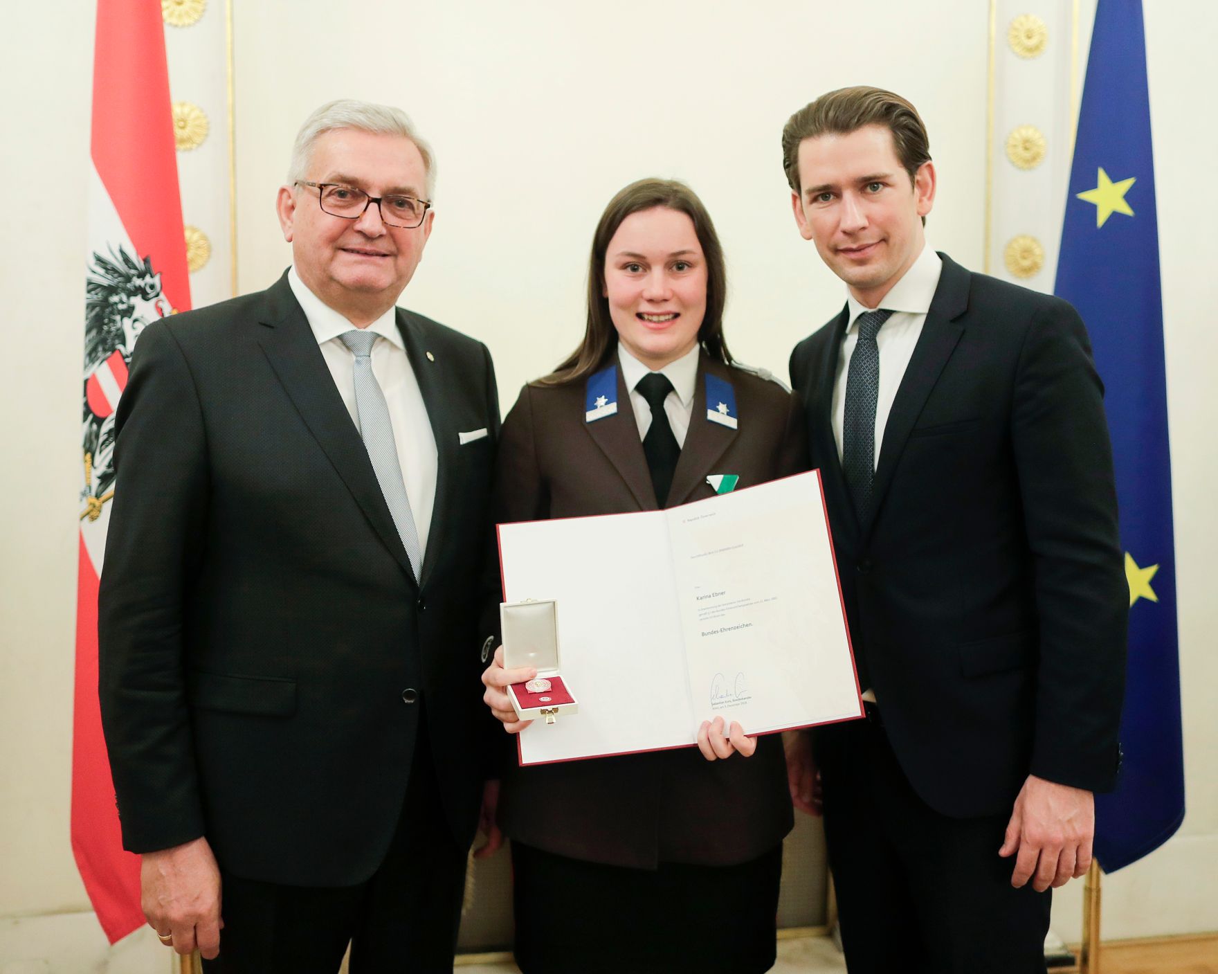 Am 5. Dezember 2018 verlieh Bundeskanzler Sebastian Kurz das Bundes-Ehrenzeichen an Personen, die durch ehrenamtliche, unentgeltliche Leistungen im Rahmen von Freiwilligen-Organisationen und Freiwilligen-Initiativen auf Gebieten, die Bundessache betreffen, Verdienste erbracht haben. Im Bild Bundeskanzler Sebastian Kurz (r.).