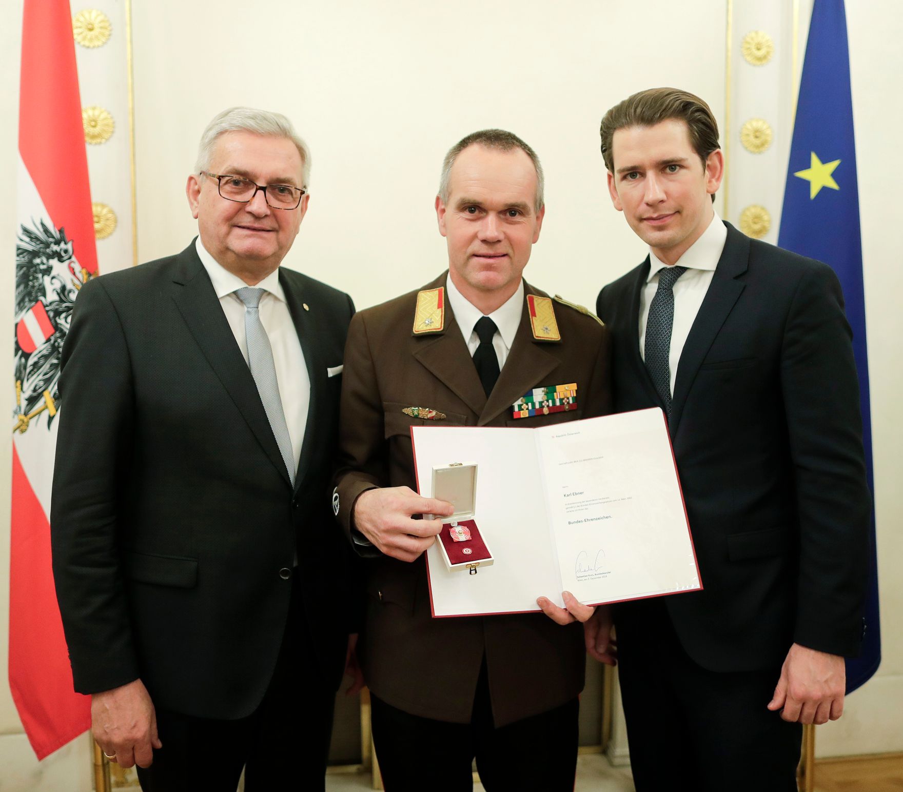 Am 5. Dezember 2018 verlieh Bundeskanzler Sebastian Kurz das Bundes-Ehrenzeichen an Personen, die durch ehrenamtliche, unentgeltliche Leistungen im Rahmen von Freiwilligen-Organisationen und Freiwilligen-Initiativen auf Gebieten, die Bundessache betreffen, Verdienste erbracht haben. Im Bild Bundeskanzler Sebastian Kurz (r.).