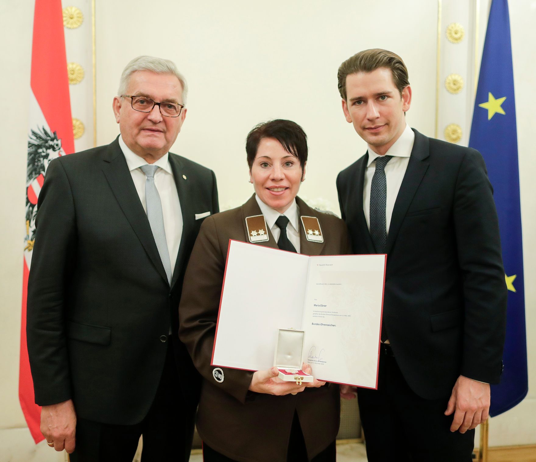 Am 5. Dezember 2018 verlieh Bundeskanzler Sebastian Kurz das Bundes-Ehrenzeichen an Personen, die durch ehrenamtliche, unentgeltliche Leistungen im Rahmen von Freiwilligen-Organisationen und Freiwilligen-Initiativen auf Gebieten, die Bundessache betreffen, Verdienste erbracht haben. Im Bild Bundeskanzler Sebastian Kurz (r.).