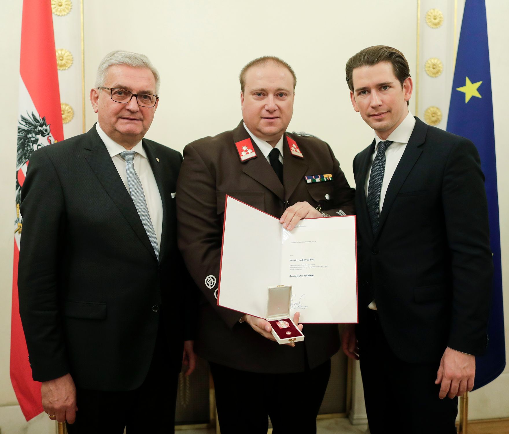 Am 5. Dezember 2018 verlieh Bundeskanzler Sebastian Kurz das Bundes-Ehrenzeichen an Personen, die durch ehrenamtliche, unentgeltliche Leistungen im Rahmen von Freiwilligen-Organisationen und Freiwilligen-Initiativen auf Gebieten, die Bundessache betreffen, Verdienste erbracht haben. Im Bild Bundeskanzler Sebastian Kurz (r.).