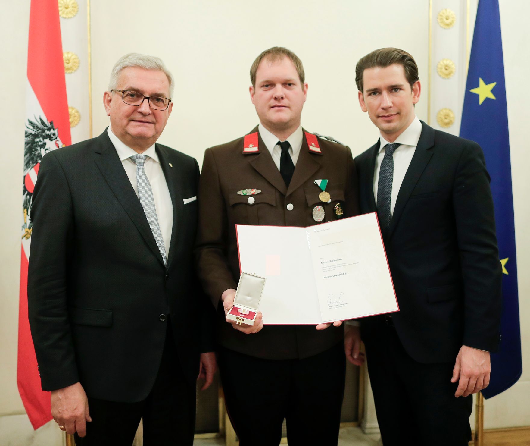 Am 5. Dezember 2018 verlieh Bundeskanzler Sebastian Kurz das Bundes-Ehrenzeichen an Personen, die durch ehrenamtliche, unentgeltliche Leistungen im Rahmen von Freiwilligen-Organisationen und Freiwilligen-Initiativen auf Gebieten, die Bundessache betreffen, Verdienste erbracht haben. Im Bild Bundeskanzler Sebastian Kurz (r.).