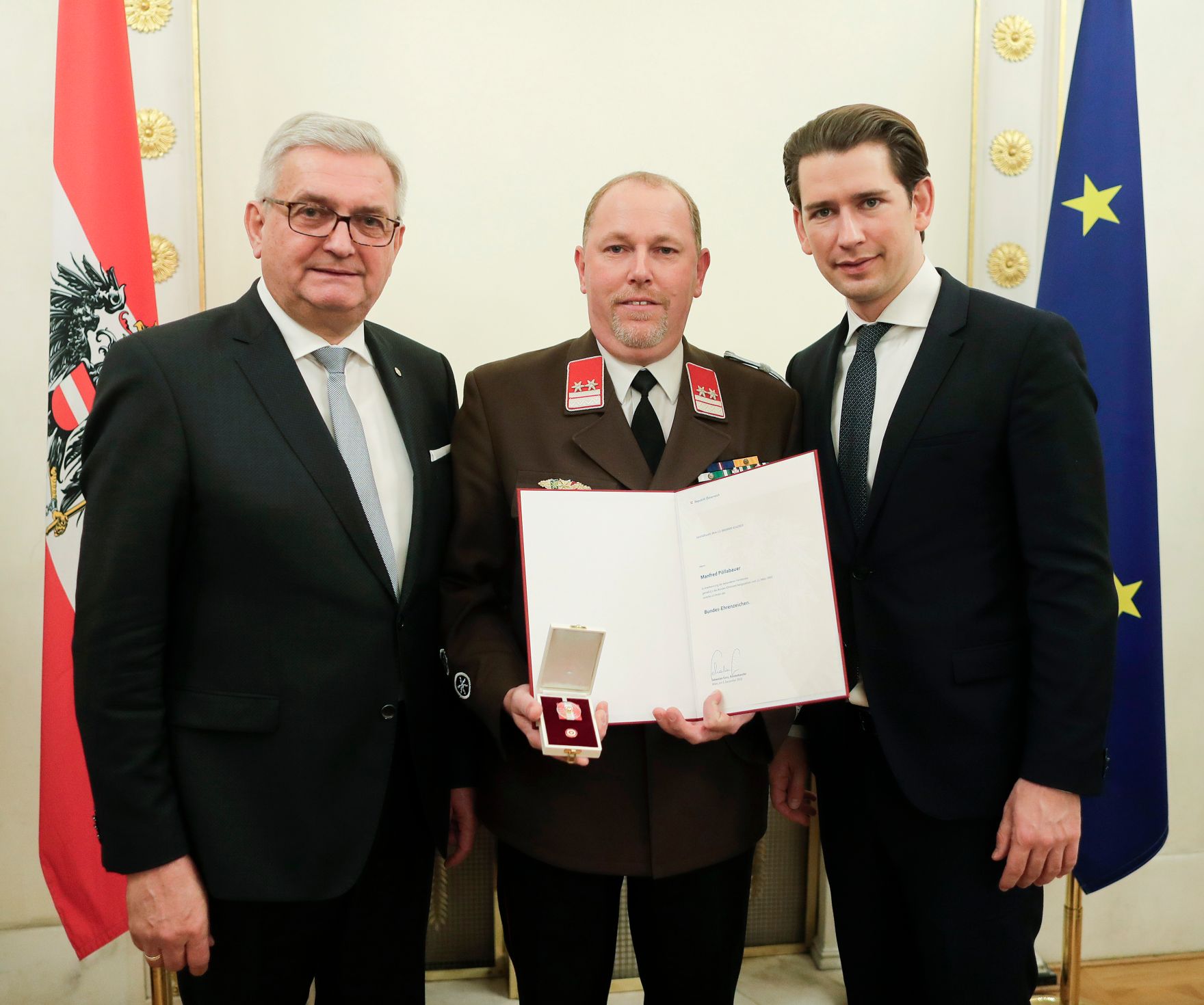 Am 5. Dezember 2018 verlieh Bundeskanzler Sebastian Kurz das Bundes-Ehrenzeichen an Personen, die durch ehrenamtliche, unentgeltliche Leistungen im Rahmen von Freiwilligen-Organisationen und Freiwilligen-Initiativen auf Gebieten, die Bundessache betreffen, Verdienste erbracht haben. Im Bild Bundeskanzler Sebastian Kurz (r.).