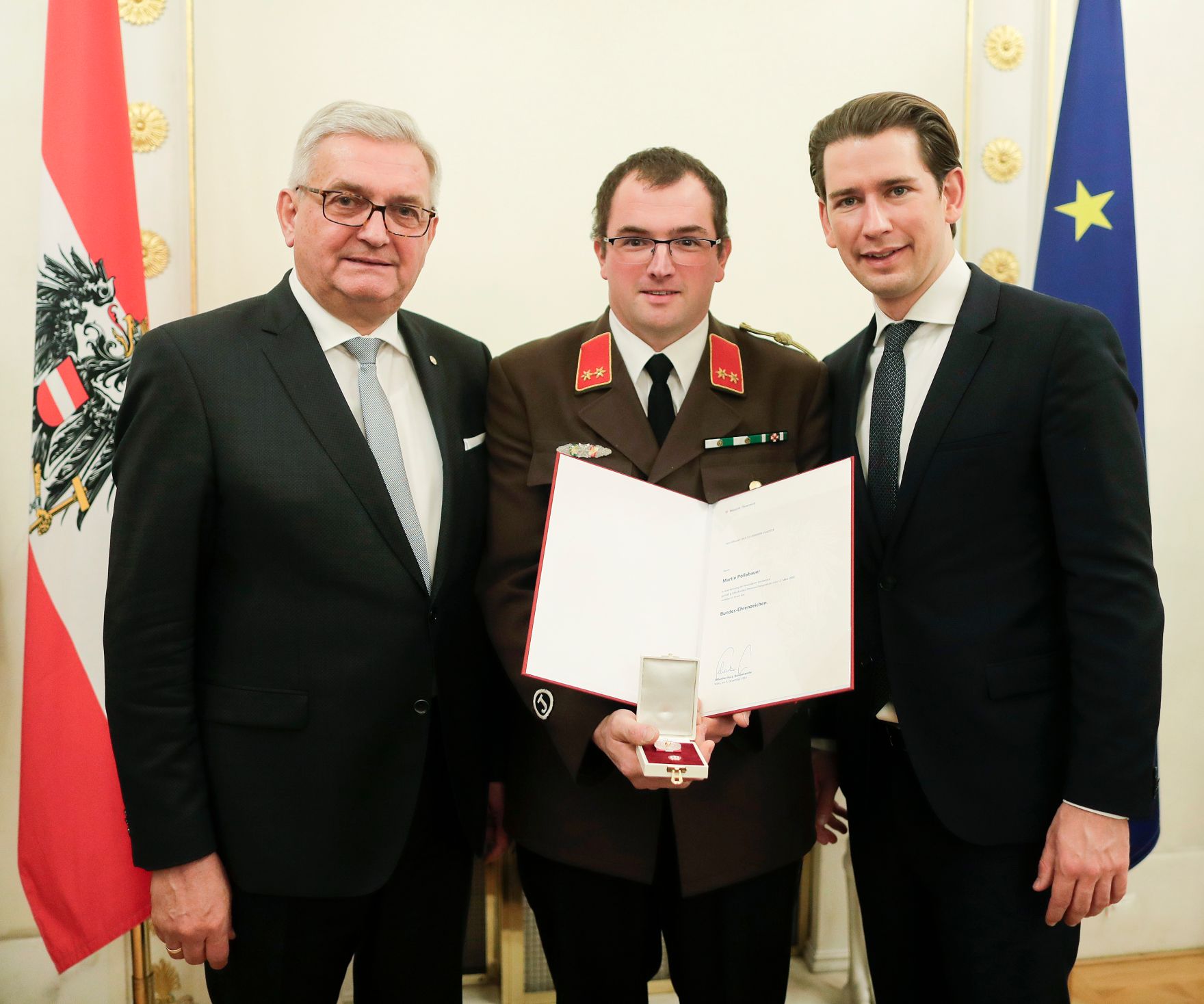 Am 5. Dezember 2018 verlieh Bundeskanzler Sebastian Kurz das Bundes-Ehrenzeichen an Personen, die durch ehrenamtliche, unentgeltliche Leistungen im Rahmen von Freiwilligen-Organisationen und Freiwilligen-Initiativen auf Gebieten, die Bundessache betreffen, Verdienste erbracht haben. Im Bild Bundeskanzler Sebastian Kurz (r.).