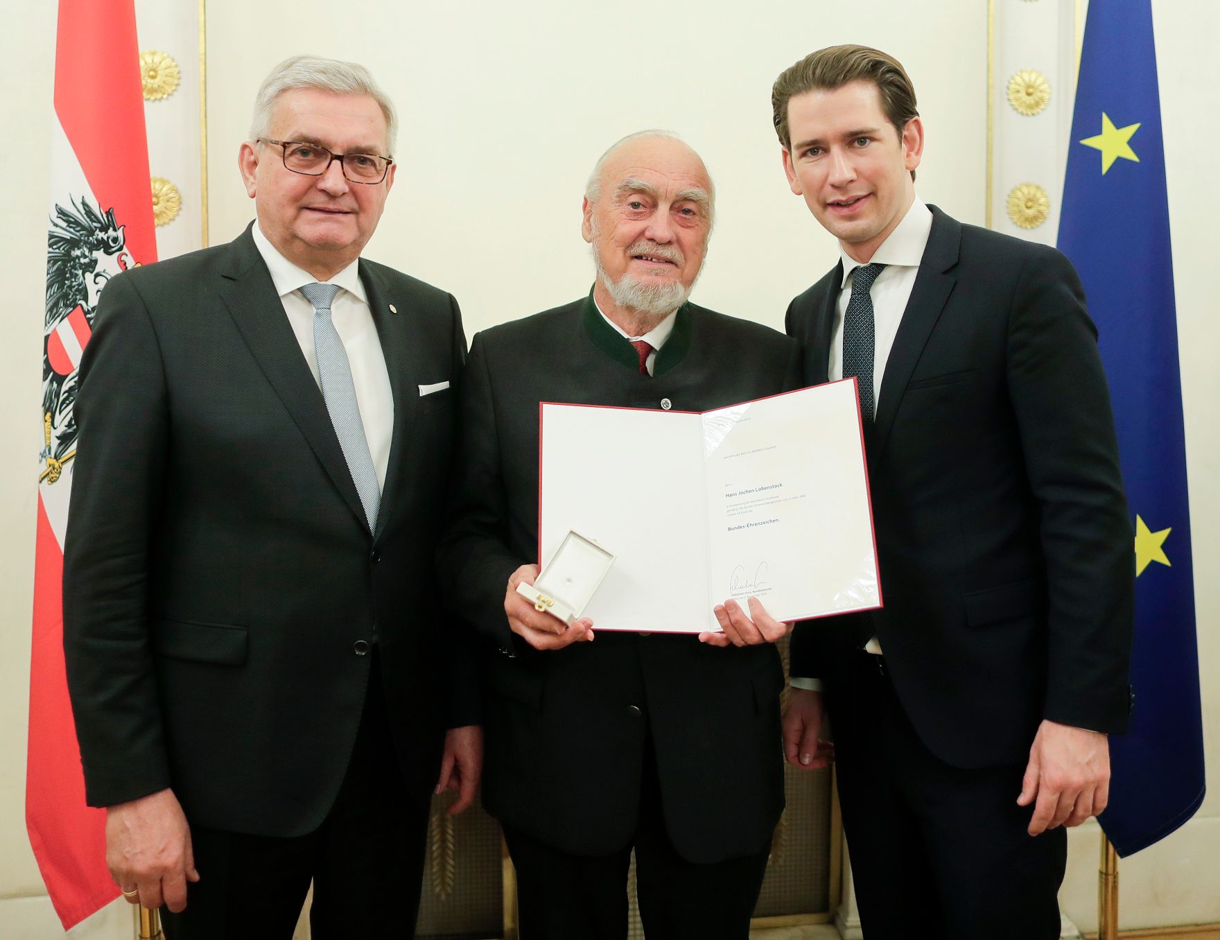 Am 5. Dezember 2018 verlieh Bundeskanzler Sebastian Kurz das Bundes-Ehrenzeichen an Personen, die durch ehrenamtliche, unentgeltliche Leistungen im Rahmen von Freiwilligen-Organisationen und Freiwilligen-Initiativen auf Gebieten, die Bundessache betreffen, Verdienste erbracht haben. Im Bild Bundeskanzler Sebastian Kurz (r.).