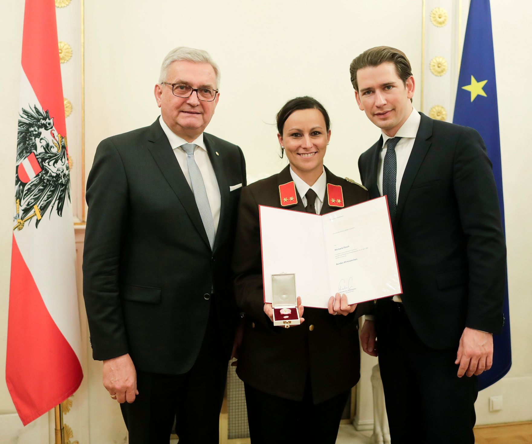 Am 5. Dezember 2018 verlieh Bundeskanzler Sebastian Kurz das Bundes-Ehrenzeichen an Personen, die durch ehrenamtliche, unentgeltliche Leistungen im Rahmen von Freiwilligen-Organisationen und Freiwilligen-Initiativen auf Gebieten, die Bundessache betreffen, Verdienste erbracht haben. Im Bild Bundeskanzler Sebastian Kurz (r.).