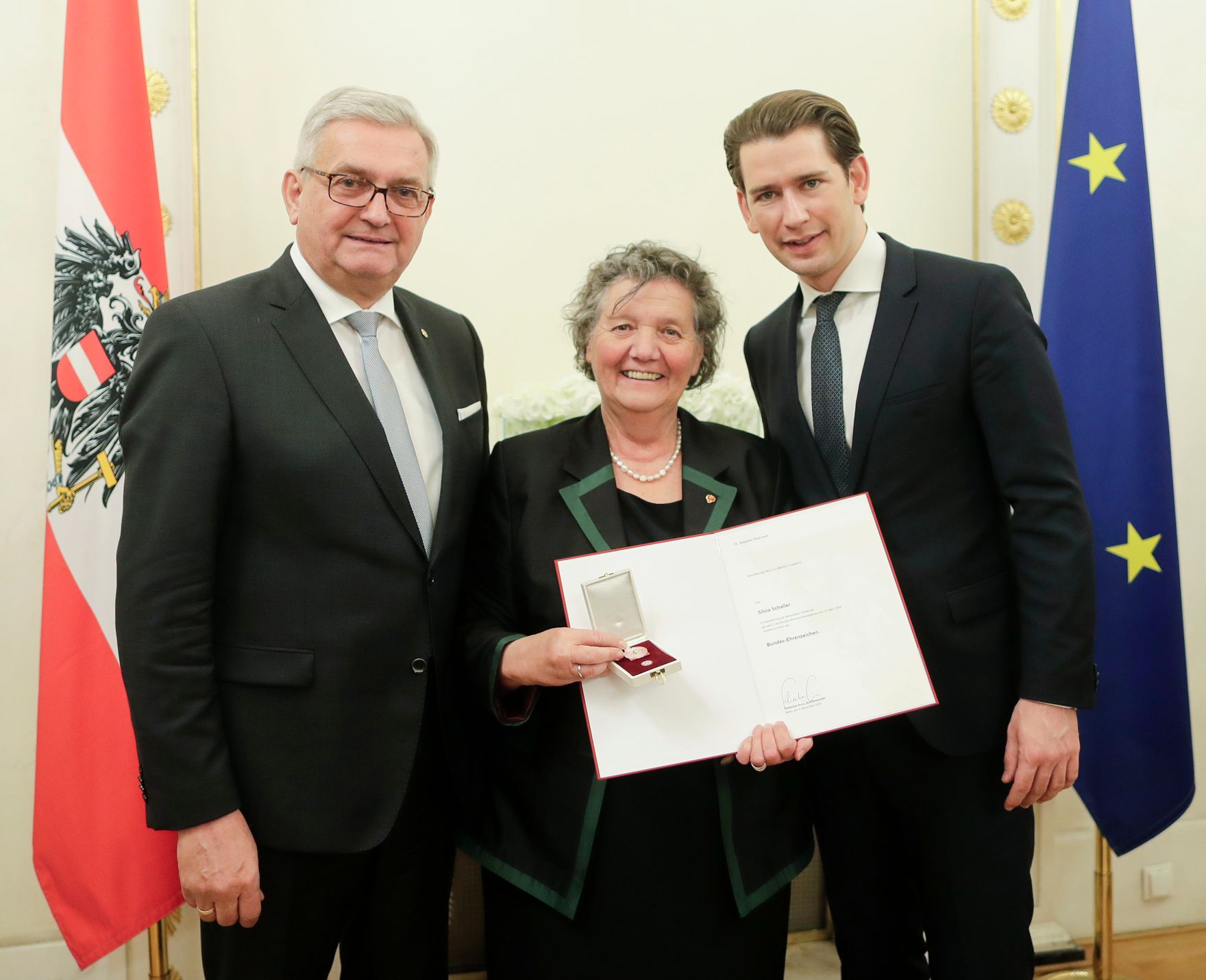 Am 5. Dezember 2018 verlieh Bundeskanzler Sebastian Kurz das Bundes-Ehrenzeichen an Personen, die durch ehrenamtliche, unentgeltliche Leistungen im Rahmen von Freiwilligen-Organisationen und Freiwilligen-Initiativen auf Gebieten, die Bundessache betreffen, Verdienste erbracht haben. Im Bild Bundeskanzler Sebastian Kurz (r.).