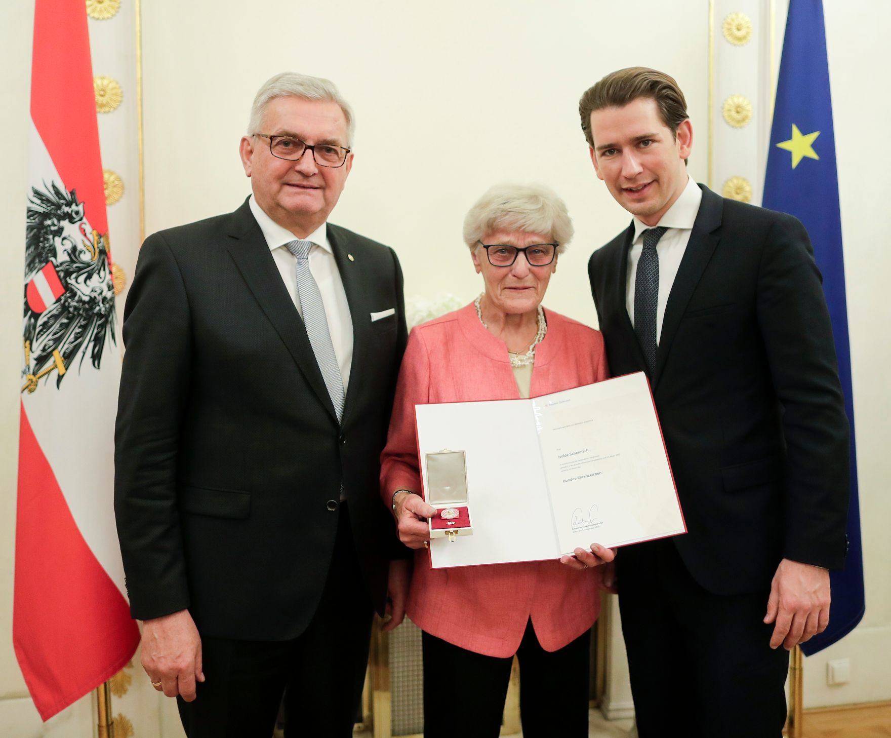 Am 5. Dezember 2018 verlieh Bundeskanzler Sebastian Kurz das Bundes-Ehrenzeichen an Personen, die durch ehrenamtliche, unentgeltliche Leistungen im Rahmen von Freiwilligen-Organisationen und Freiwilligen-Initiativen auf Gebieten, die Bundessache betreffen, Verdienste erbracht haben. Im Bild Bundeskanzler Sebastian Kurz (r.).