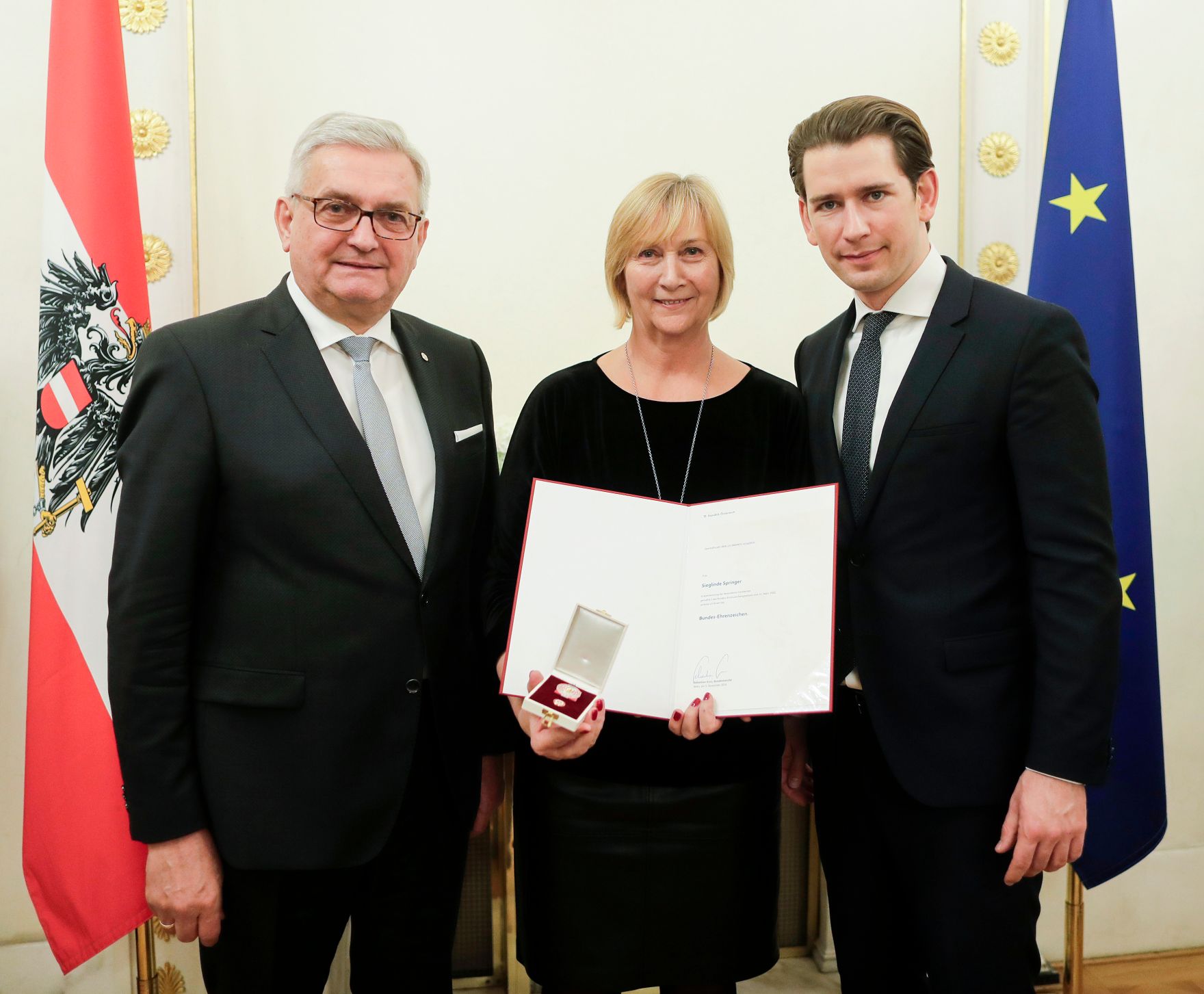 Am 5. Dezember 2018 verlieh Bundeskanzler Sebastian Kurz das Bundes-Ehrenzeichen an Personen, die durch ehrenamtliche, unentgeltliche Leistungen im Rahmen von Freiwilligen-Organisationen und Freiwilligen-Initiativen auf Gebieten, die Bundessache betreffen, Verdienste erbracht haben. Im Bild Bundeskanzler Sebastian Kurz (r.).