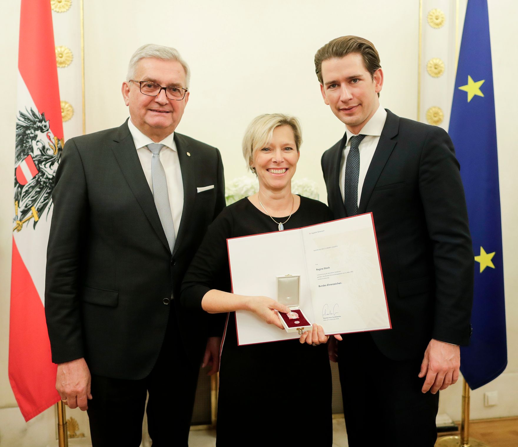 Am 5. Dezember 2018 verlieh Bundeskanzler Sebastian Kurz das Bundes-Ehrenzeichen an Personen, die durch ehrenamtliche, unentgeltliche Leistungen im Rahmen von Freiwilligen-Organisationen und Freiwilligen-Initiativen auf Gebieten, die Bundessache betreffen, Verdienste erbracht haben. Im Bild Bundeskanzler Sebastian Kurz (r.).