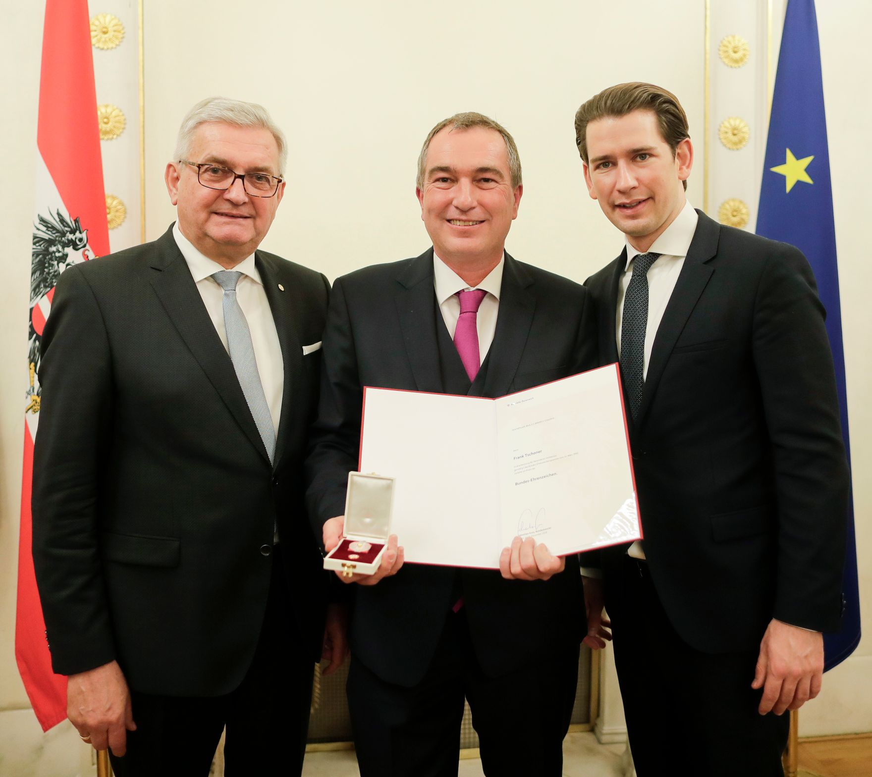 Am 5. Dezember 2018 verlieh Bundeskanzler Sebastian Kurz das Bundes-Ehrenzeichen an Personen, die durch ehrenamtliche, unentgeltliche Leistungen im Rahmen von Freiwilligen-Organisationen und Freiwilligen-Initiativen auf Gebieten, die Bundessache betreffen, Verdienste erbracht haben. Im Bild Bundeskanzler Sebastian Kurz (r.).