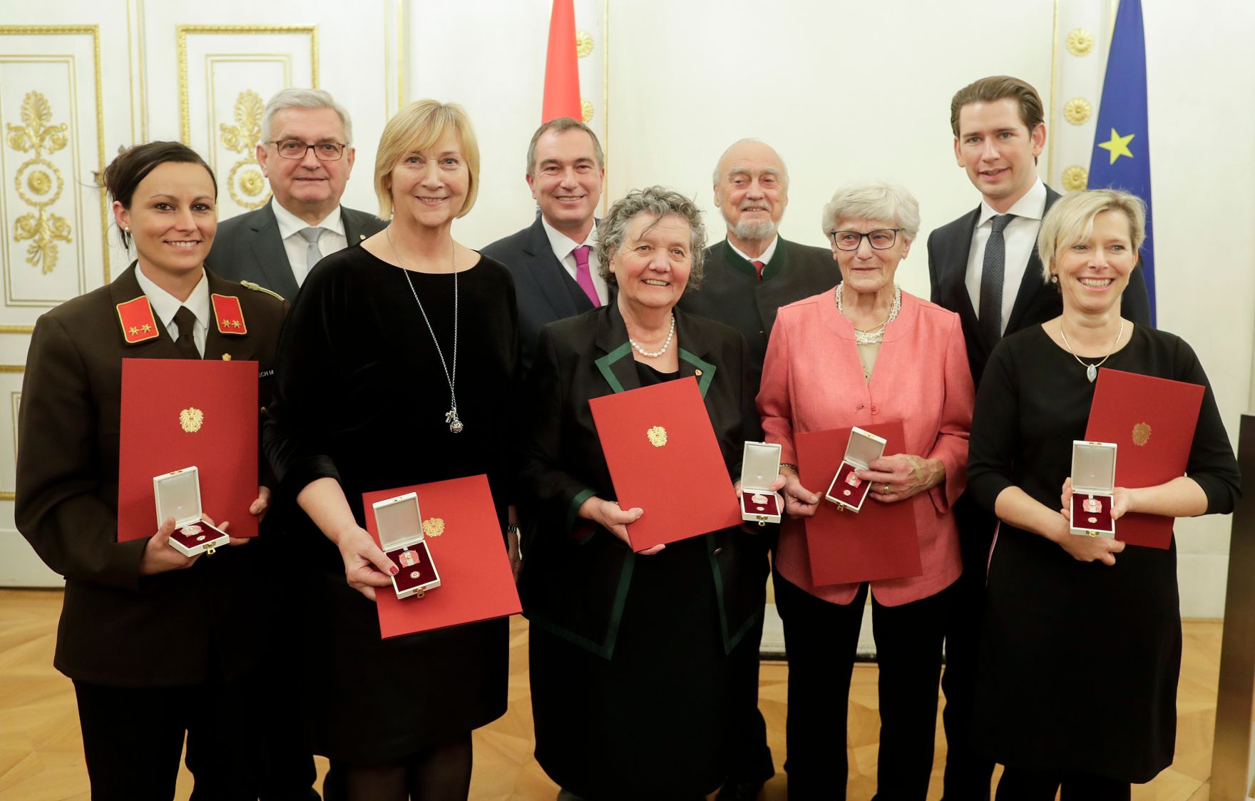 Am 5. Dezember 2018 verlieh Bundeskanzler Sebastian Kurz das Bundes-Ehrenzeichen an Personen, die durch ehrenamtliche, unentgeltliche Leistungen im Rahmen von Freiwilligen-Organisationen und Freiwilligen-Initiativen auf Gebieten, die Bundessache betreffen, Verdienste erbracht haben. Im Bild Bundeskanzler Sebastian Kurz (2.v.r.).