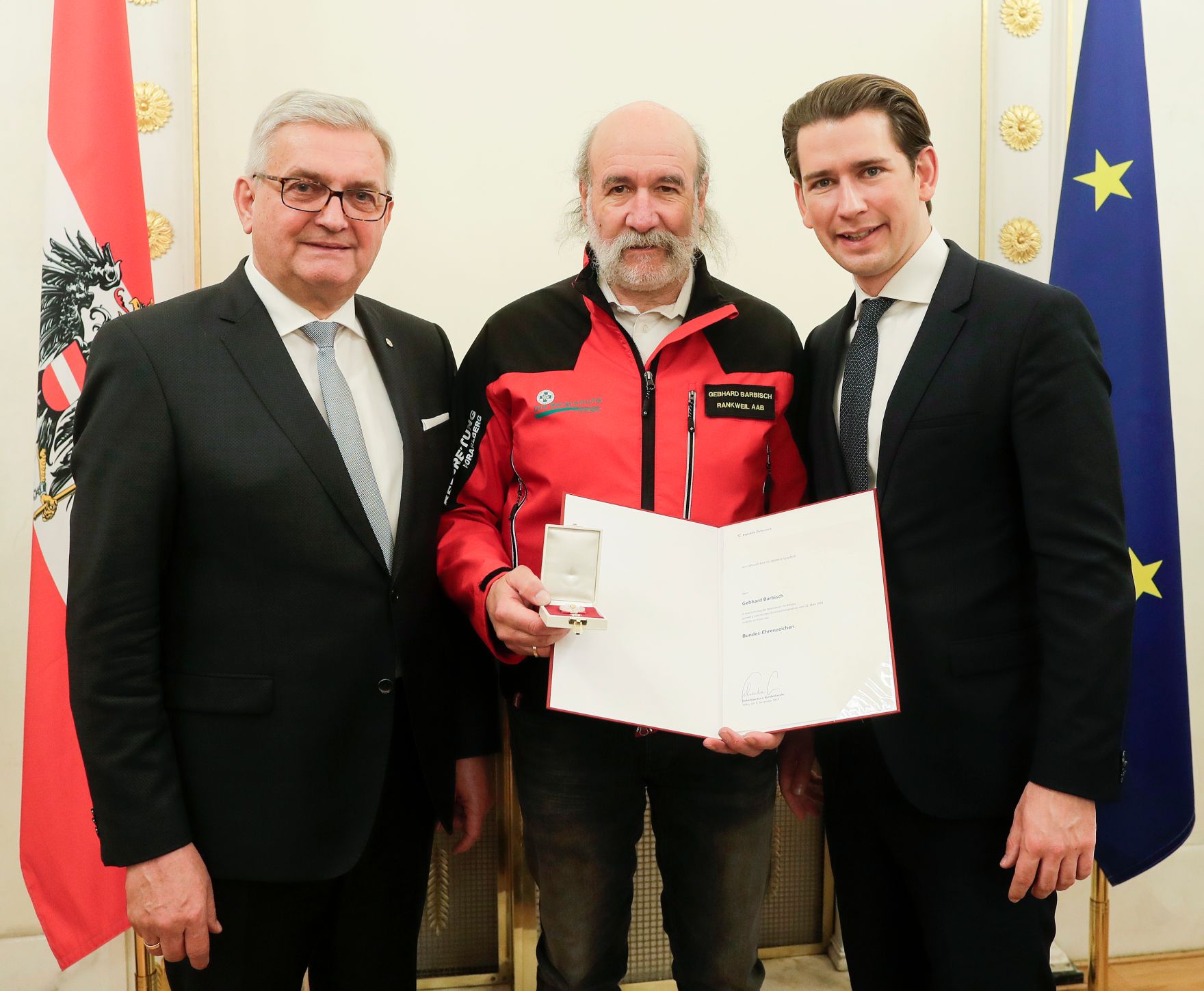 Am 5. Dezember 2018 verlieh Bundeskanzler Sebastian Kurz das Bundes-Ehrenzeichen an Personen, die durch ehrenamtliche, unentgeltliche Leistungen im Rahmen von Freiwilligen-Organisationen und Freiwilligen-Initiativen auf Gebieten, die Bundessache betreffen, Verdienste erbracht haben. Im Bild Bundeskanzler Sebastian Kurz (r.).