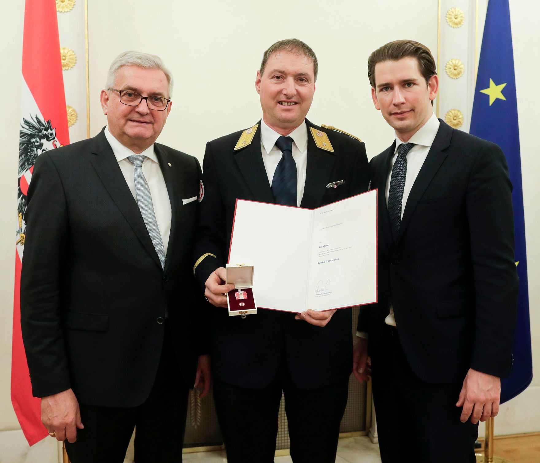 Am 5. Dezember 2018 verlieh Bundeskanzler Sebastian Kurz das Bundes-Ehrenzeichen an Personen, die durch ehrenamtliche, unentgeltliche Leistungen im Rahmen von Freiwilligen-Organisationen und Freiwilligen-Initiativen auf Gebieten, die Bundessache betreffen, Verdienste erbracht haben. Im Bild Bundeskanzler Sebastian Kurz (r.).