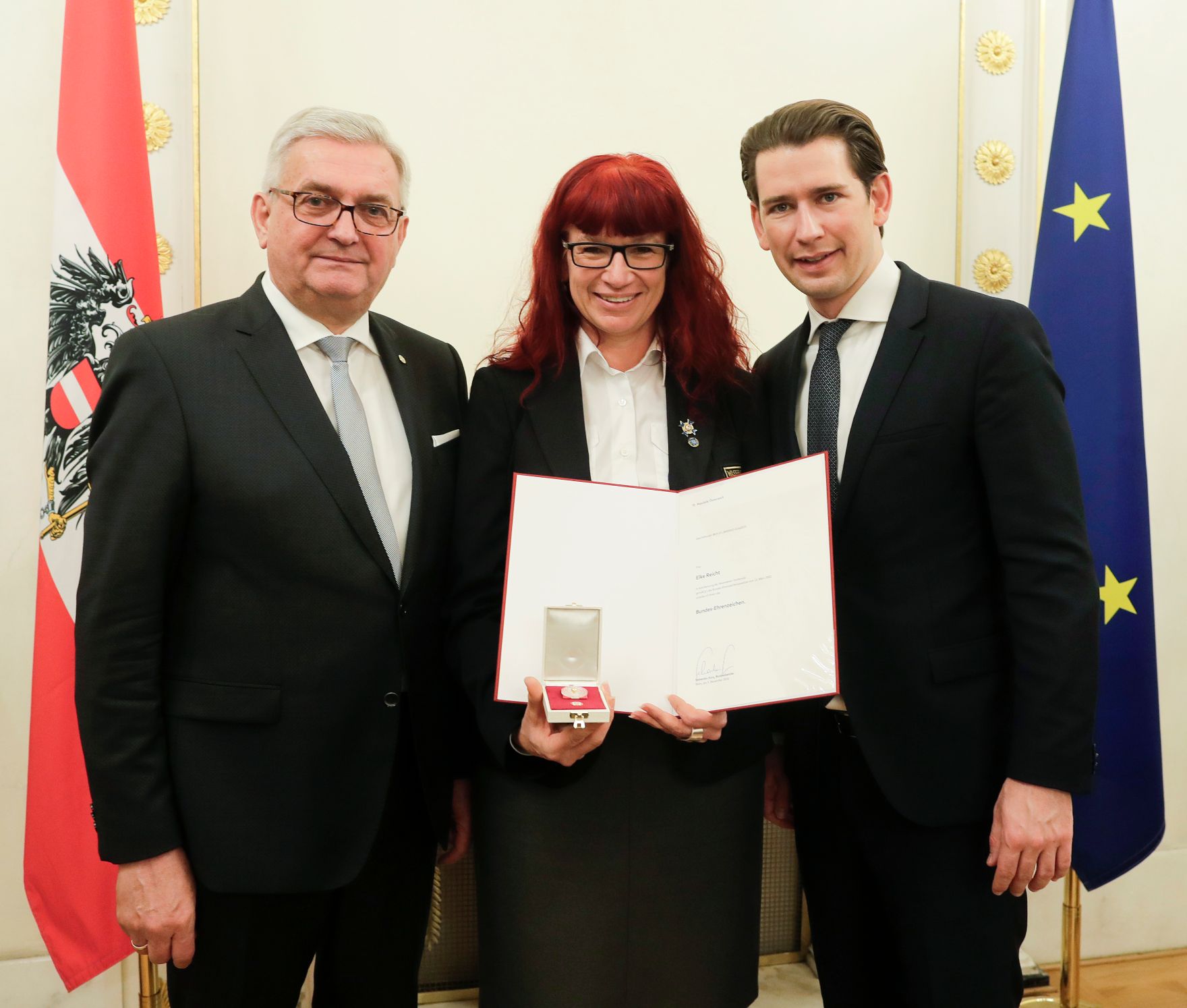 Am 5. Dezember 2018 verlieh Bundeskanzler Sebastian Kurz das Bundes-Ehrenzeichen an Personen, die durch ehrenamtliche, unentgeltliche Leistungen im Rahmen von Freiwilligen-Organisationen und Freiwilligen-Initiativen auf Gebieten, die Bundessache betreffen, Verdienste erbracht haben. Im Bild Bundeskanzler Sebastian Kurz (r.).