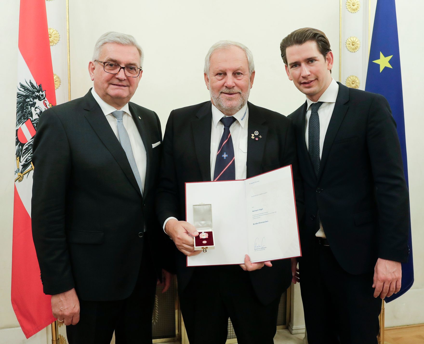 Am 5. Dezember 2018 verlieh Bundeskanzler Sebastian Kurz das Bundes-Ehrenzeichen an Personen, die durch ehrenamtliche, unentgeltliche Leistungen im Rahmen von Freiwilligen-Organisationen und Freiwilligen-Initiativen auf Gebieten, die Bundessache betreffen, Verdienste erbracht haben. Im Bild Bundeskanzler Sebastian Kurz (r.).