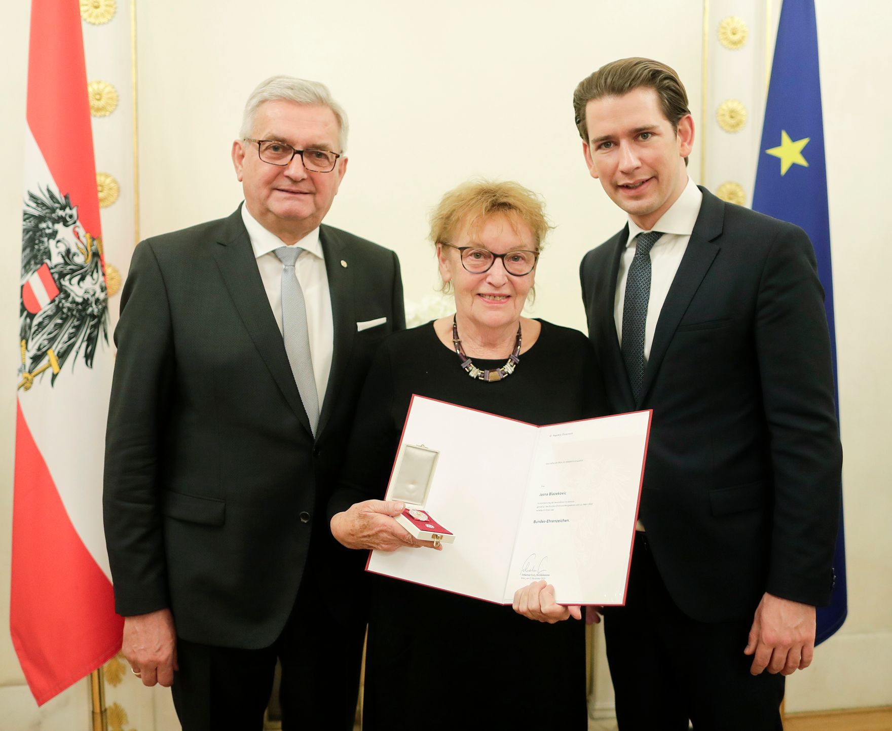 Am 5. Dezember 2018 verlieh Bundeskanzler Sebastian Kurz das Bundes-Ehrenzeichen an Personen, die durch ehrenamtliche, unentgeltliche Leistungen im Rahmen von Freiwilligen-Organisationen und Freiwilligen-Initiativen auf Gebieten, die Bundessache betreffen, Verdienste erbracht haben. Im Bild Bundeskanzler Sebastian Kurz (r.).