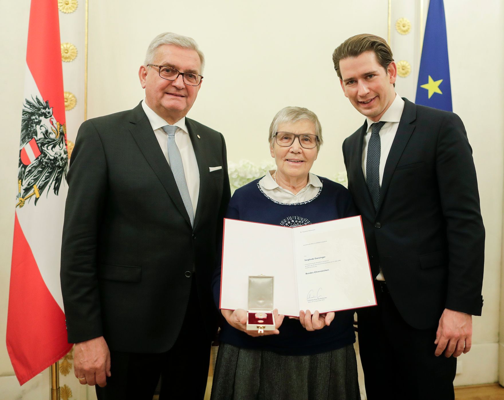 Am 5. Dezember 2018 verlieh Bundeskanzler Sebastian Kurz das Bundes-Ehrenzeichen an Personen, die durch ehrenamtliche, unentgeltliche Leistungen im Rahmen von Freiwilligen-Organisationen und Freiwilligen-Initiativen auf Gebieten, die Bundessache betreffen, Verdienste erbracht haben. Im Bild Bundeskanzler Sebastian Kurz (r.).