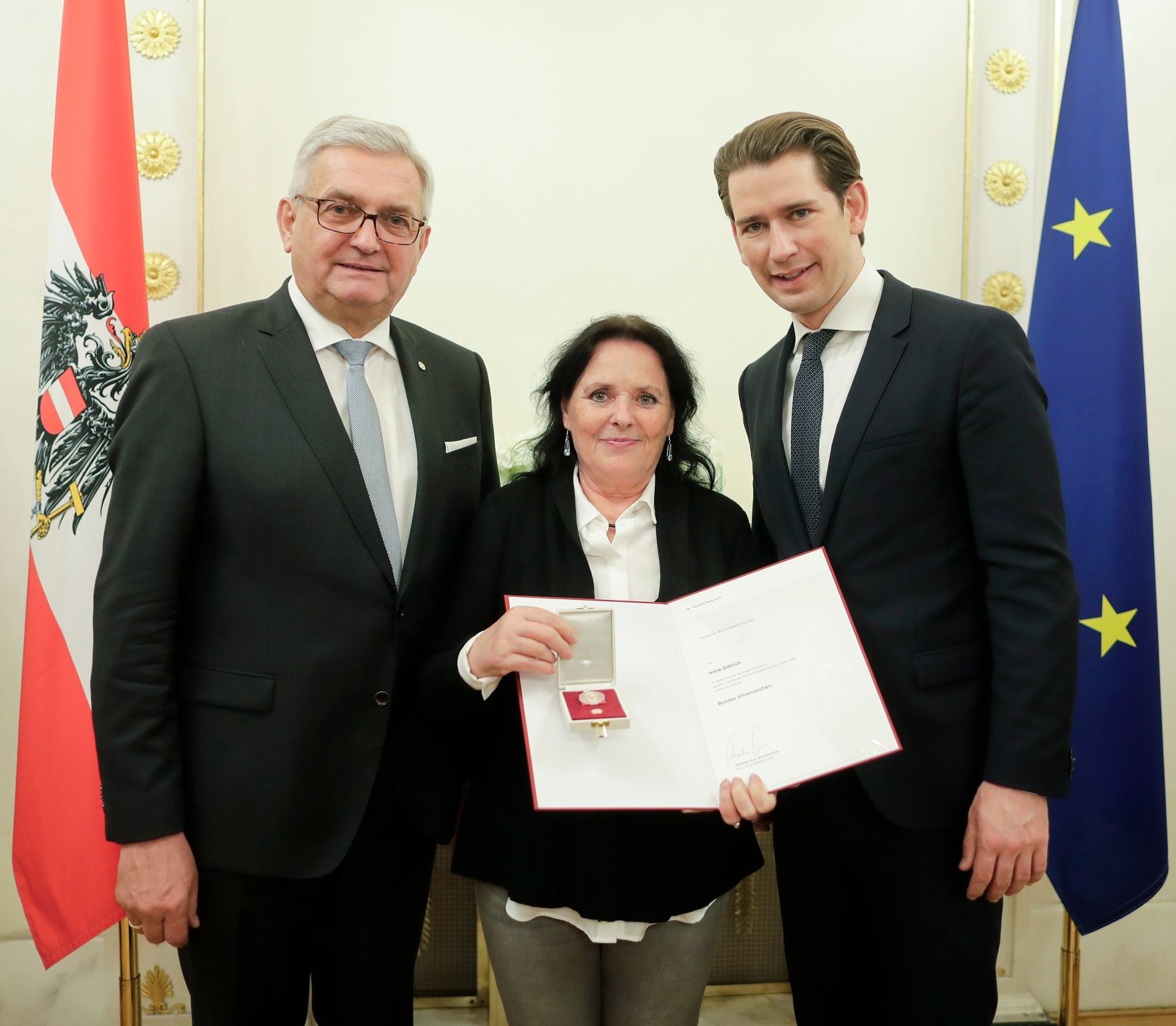 Am 5. Dezember 2018 verlieh Bundeskanzler Sebastian Kurz das Bundes-Ehrenzeichen an Personen, die durch ehrenamtliche, unentgeltliche Leistungen im Rahmen von Freiwilligen-Organisationen und Freiwilligen-Initiativen auf Gebieten, die Bundessache betreffen, Verdienste erbracht haben. Im Bild Bundeskanzler Sebastian Kurz (r.).