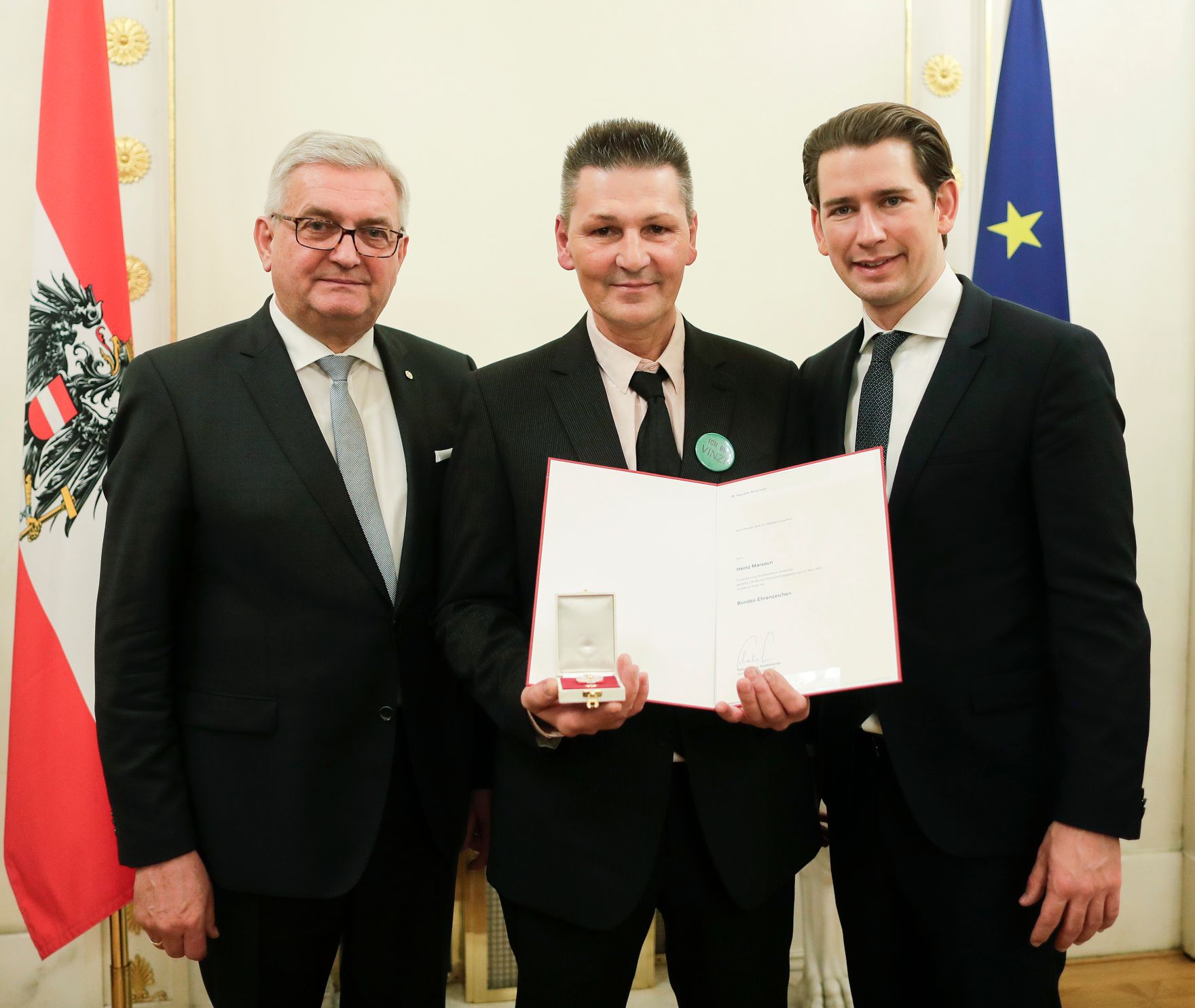 Am 5. Dezember 2018 verlieh Bundeskanzler Sebastian Kurz das Bundes-Ehrenzeichen an Personen, die durch ehrenamtliche, unentgeltliche Leistungen im Rahmen von Freiwilligen-Organisationen und Freiwilligen-Initiativen auf Gebieten, die Bundessache betreffen, Verdienste erbracht haben. Im Bild Bundeskanzler Sebastian Kurz (r.).