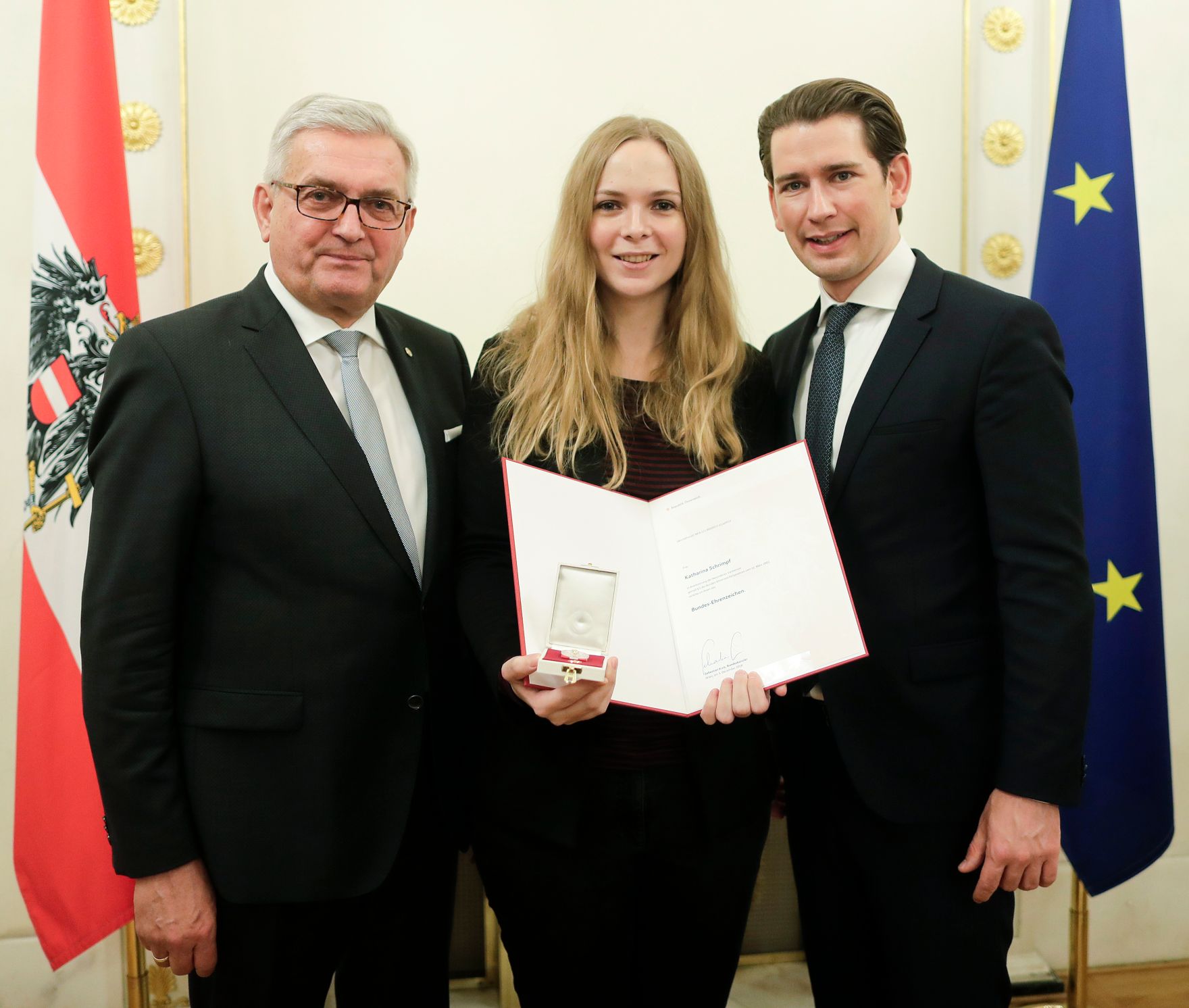 Am 5. Dezember 2018 verlieh Bundeskanzler Sebastian Kurz das Bundes-Ehrenzeichen an Personen, die durch ehrenamtliche, unentgeltliche Leistungen im Rahmen von Freiwilligen-Organisationen und Freiwilligen-Initiativen auf Gebieten, die Bundessache betreffen, Verdienste erbracht haben. Im Bild Bundeskanzler Sebastian Kurz (r.).