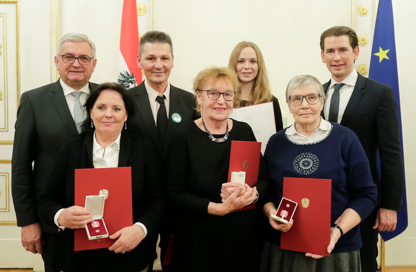 Am 5. Dezember 2018 verlieh Bundeskanzler Sebastian Kurz das Bundes-Ehrenzeichen an Personen, die durch ehrenamtliche, unentgeltliche Leistungen im Rahmen von Freiwilligen-Organisationen und Freiwilligen-Initiativen auf Gebieten, die Bundessache betreffen, Verdienste erbracht haben. Im Bild Bundeskanzler Sebastian Kurz (r.).
