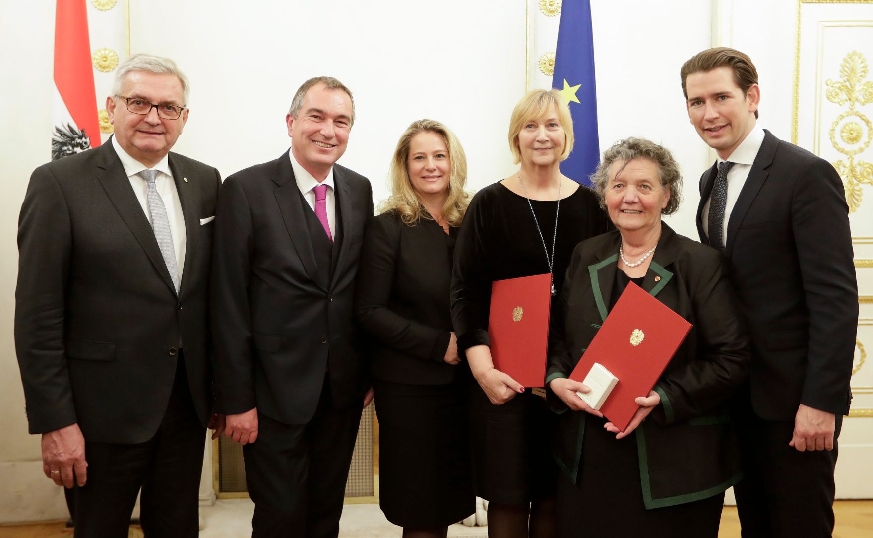 Am 5. Dezember 2018 verlieh Bundeskanzler Sebastian Kurz das Bundes-Ehrenzeichen an Personen, die durch ehrenamtliche, unentgeltliche Leistungen im Rahmen von Freiwilligen-Organisationen und Freiwilligen-Initiativen auf Gebieten, die Bundessache betreffen, Verdienste erbracht haben. Im Bild Bundeskanzler Sebastian Kurz (r.).