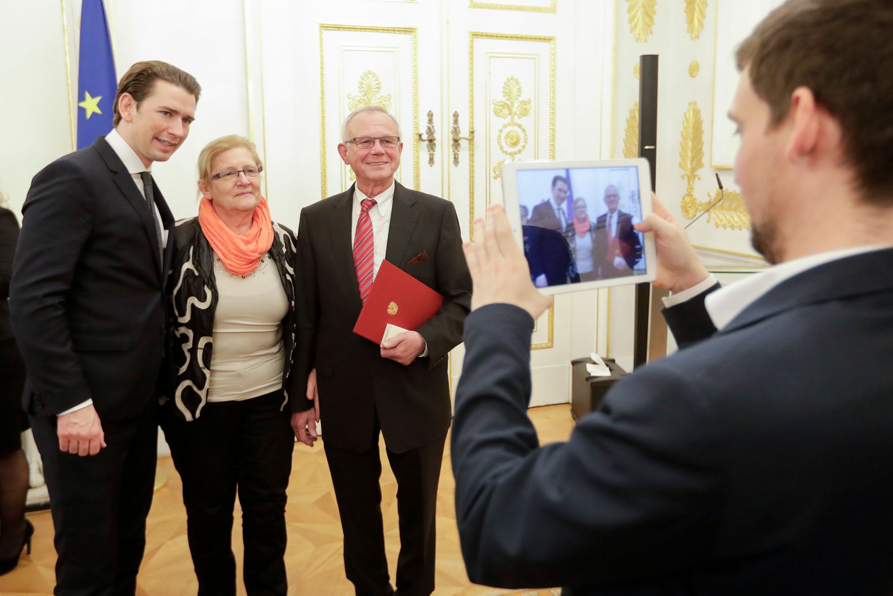 Am 5. Dezember 2018 verlieh Bundeskanzler Sebastian Kurz das Bundes-Ehrenzeichen an Personen, die durch ehrenamtliche, unentgeltliche Leistungen im Rahmen von Freiwilligen-Organisationen und Freiwilligen-Initiativen auf Gebieten, die Bundessache betreffen, Verdienste erbracht haben. Im Bild Bundeskanzler Sebastian Kurz (l.).