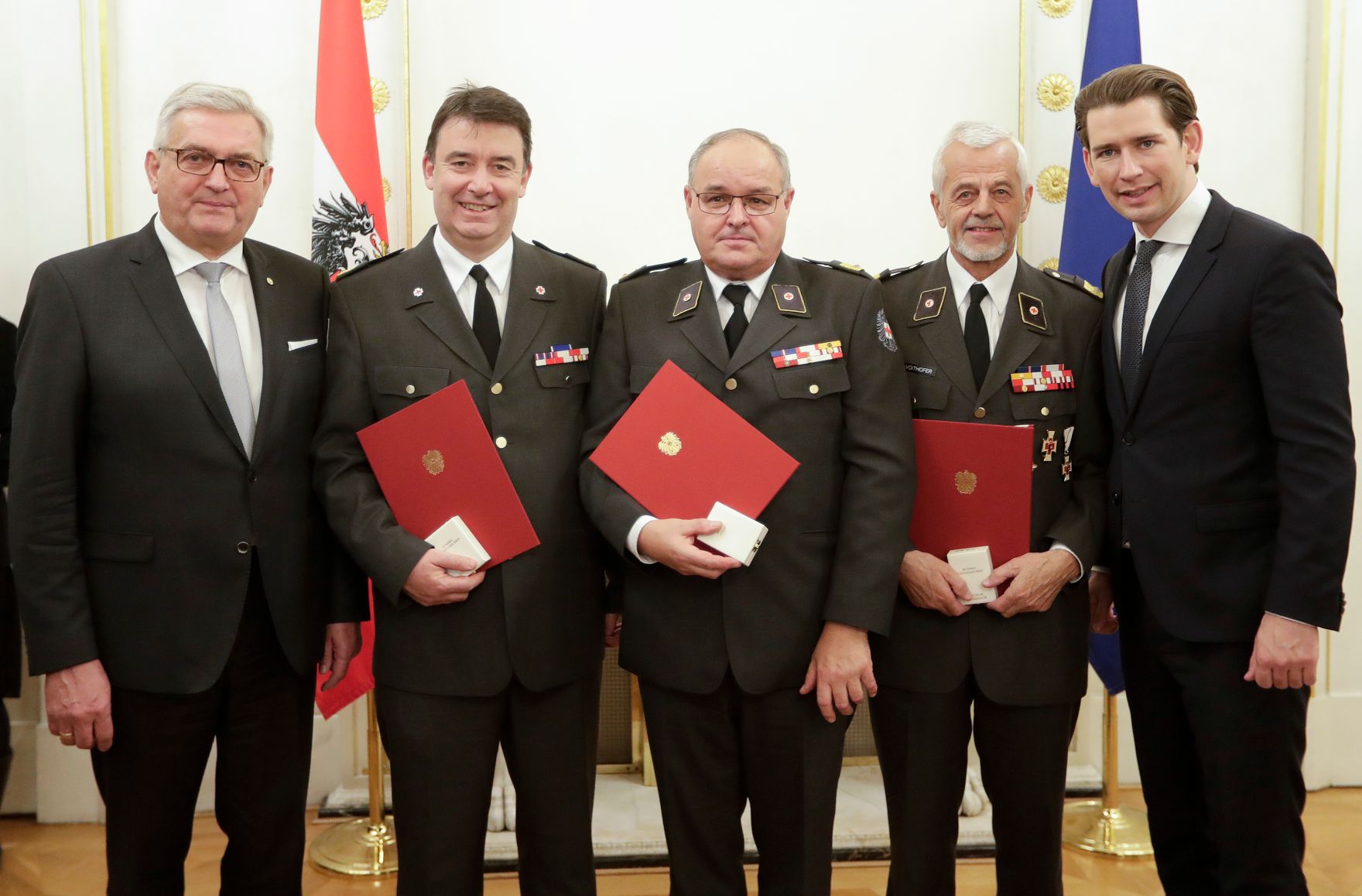 Am 5. Dezember 2018 verlieh Bundeskanzler Sebastian Kurz das Bundes-Ehrenzeichen an Personen, die durch ehrenamtliche, unentgeltliche Leistungen im Rahmen von Freiwilligen-Organisationen und Freiwilligen-Initiativen auf Gebieten, die Bundessache betreffen, Verdienste erbracht haben. Im Bild Bundeskanzler Sebastian Kurz (r.).