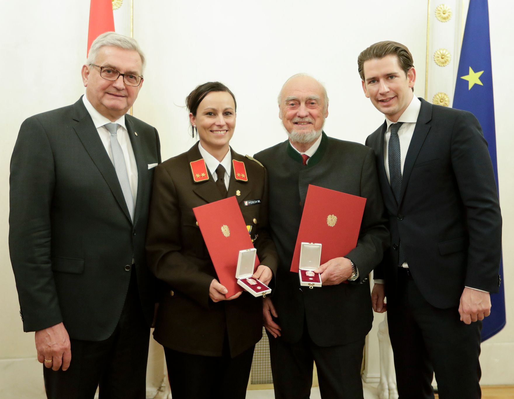 Am 5. Dezember 2018 verlieh Bundeskanzler Sebastian Kurz das Bundes-Ehrenzeichen an Personen, die durch ehrenamtliche, unentgeltliche Leistungen im Rahmen von Freiwilligen-Organisationen und Freiwilligen-Initiativen auf Gebieten, die Bundessache betreffen, Verdienste erbracht haben. Im Bild Bundeskanzler Sebastian Kurz (r.).