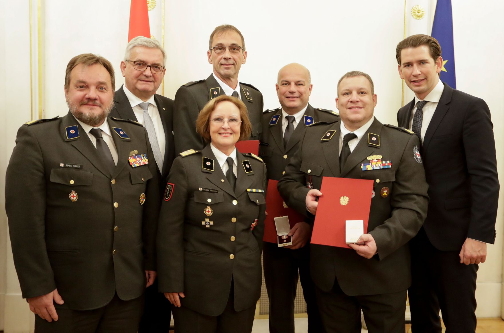 Am 5. Dezember 2018 verlieh Bundeskanzler Sebastian Kurz das Bundes-Ehrenzeichen an Personen, die durch ehrenamtliche, unentgeltliche Leistungen im Rahmen von Freiwilligen-Organisationen und Freiwilligen-Initiativen auf Gebieten, die Bundessache betreffen, Verdienste erbracht haben. Im Bild Bundeskanzler Sebastian Kurz (r.).