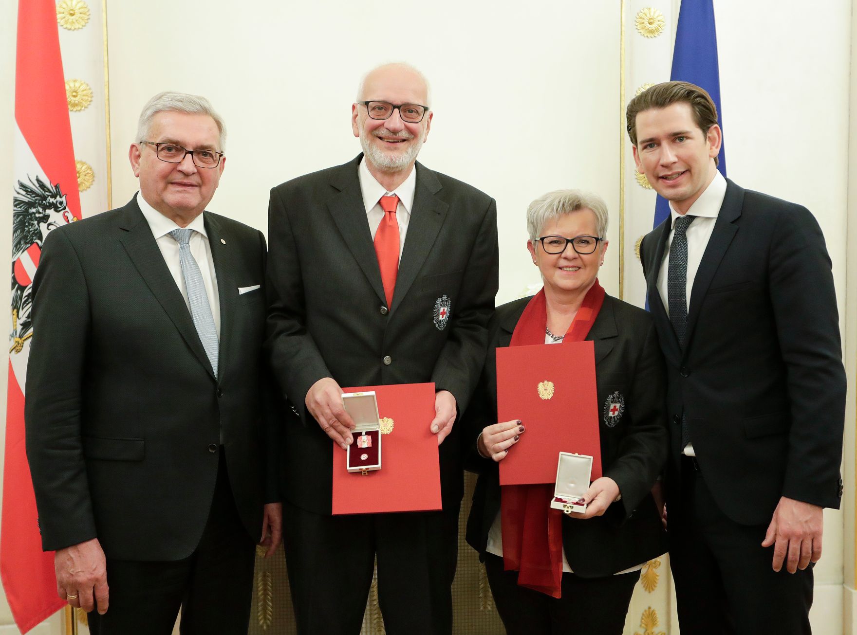 Am 5. Dezember 2018 verlieh Bundeskanzler Sebastian Kurz das Bundes-Ehrenzeichen an Personen, die durch ehrenamtliche, unentgeltliche Leistungen im Rahmen von Freiwilligen-Organisationen und Freiwilligen-Initiativen auf Gebieten, die Bundessache betreffen, Verdienste erbracht haben. Im Bild Bundeskanzler Sebastian Kurz (r.).
