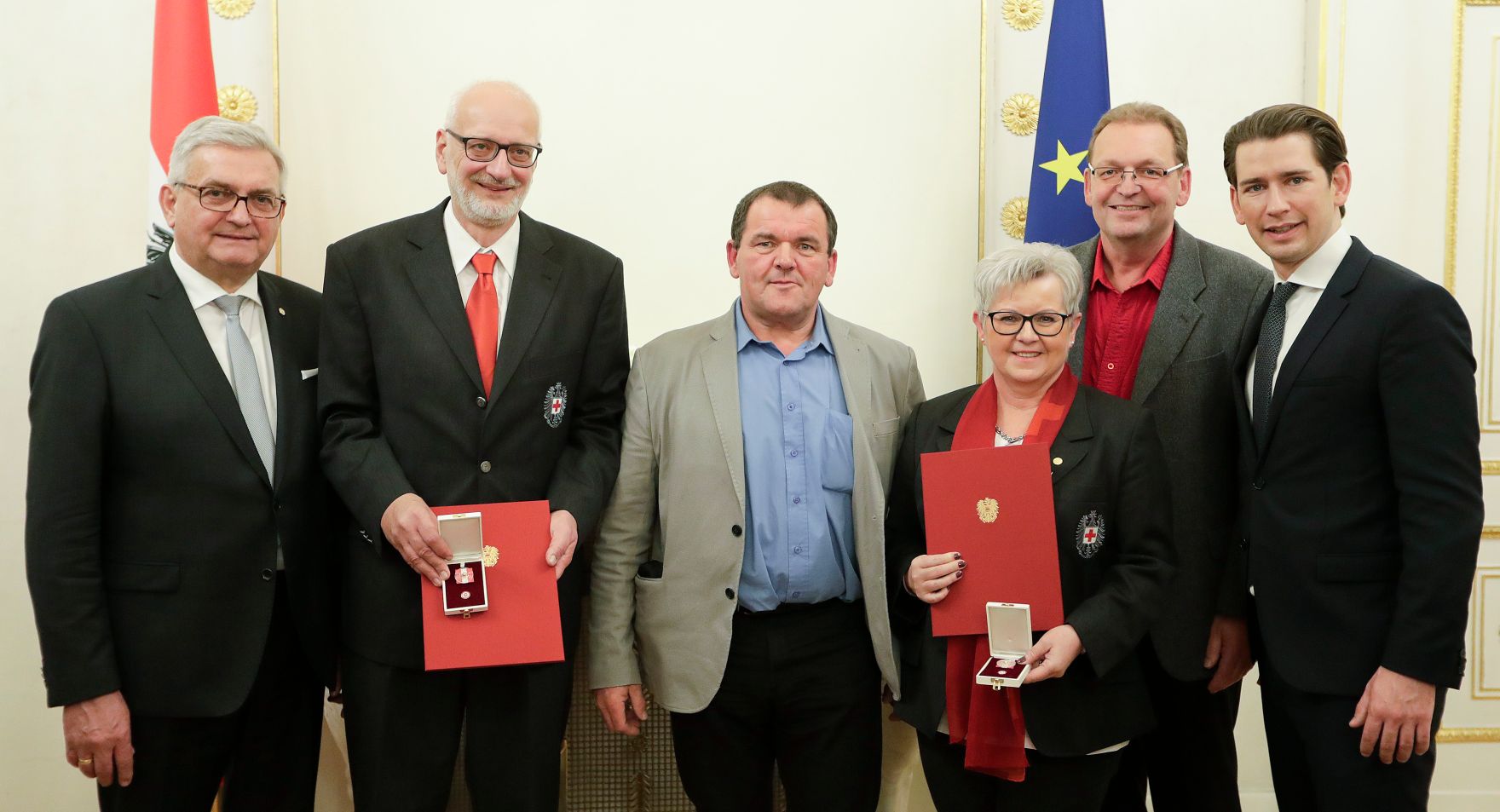 Am 5. Dezember 2018 verlieh Bundeskanzler Sebastian Kurz das Bundes-Ehrenzeichen an Personen, die durch ehrenamtliche, unentgeltliche Leistungen im Rahmen von Freiwilligen-Organisationen und Freiwilligen-Initiativen auf Gebieten, die Bundessache betreffen, Verdienste erbracht haben. Im Bild Bundeskanzler Sebastian Kurz (r.).