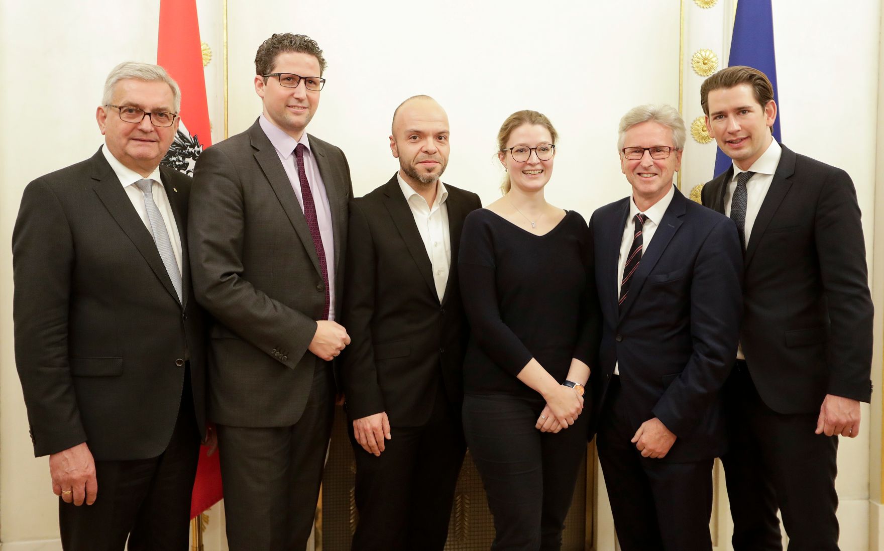 Am 5. Dezember 2018 verlieh Bundeskanzler Sebastian Kurz das Bundes-Ehrenzeichen an Personen, die durch ehrenamtliche, unentgeltliche Leistungen im Rahmen von Freiwilligen-Organisationen und Freiwilligen-Initiativen auf Gebieten, die Bundessache betreffen, Verdienste erbracht haben. Im Bild Bundeskanzler Sebastian Kurz (r.).