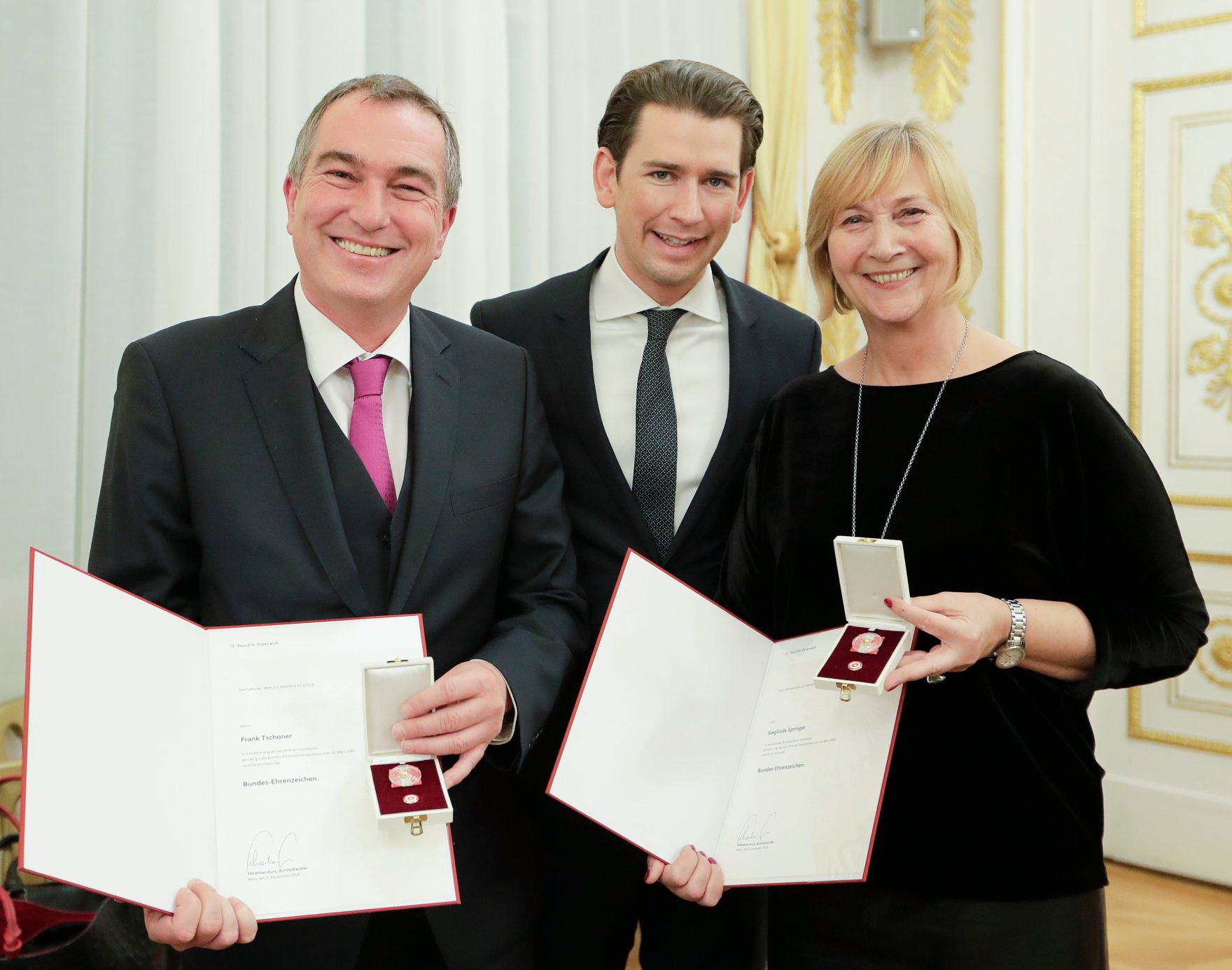 Am 5. Dezember 2018 verlieh Bundeskanzler Sebastian Kurz das Bundes-Ehrenzeichen an Personen, die durch ehrenamtliche, unentgeltliche Leistungen im Rahmen von Freiwilligen-Organisationen und Freiwilligen-Initiativen auf Gebieten, die Bundessache betreffen, Verdienste erbracht haben. Im Bild Bundeskanzler Sebastian Kurz (m.).